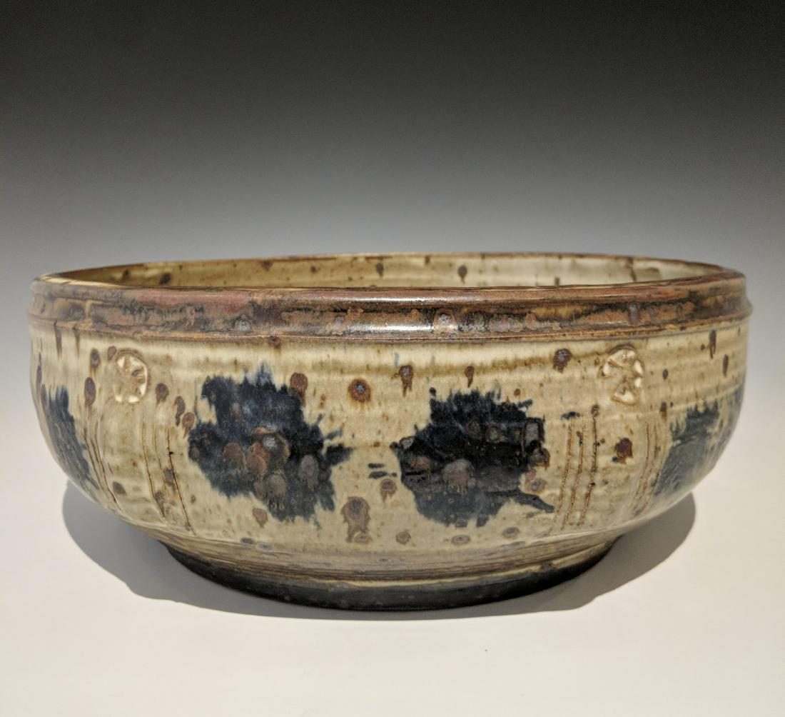 Otto and Vivika Heino - Shallow bowl: Lot 115 Otto and Vivika Heino - Shallow bowl American (20th century) Shallow bowl (1991) glazed stoneware signed on bottom 4 1/2 X 13 inches Provenance: from the Collection of Arthur & Lillian Weiss,