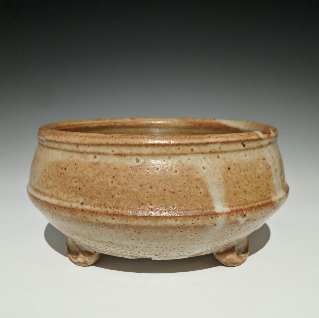 Warren MacKenzie - Footed dish: Lot 126 Warren MacKenzie - Footed dish American (1924-2018) Footed dish stoneware with shino glaze MacKenzie stamp on foot 4 1/2 x 7 1/4 inches Provenance: from the Collection of Arthur & Lillian Weis