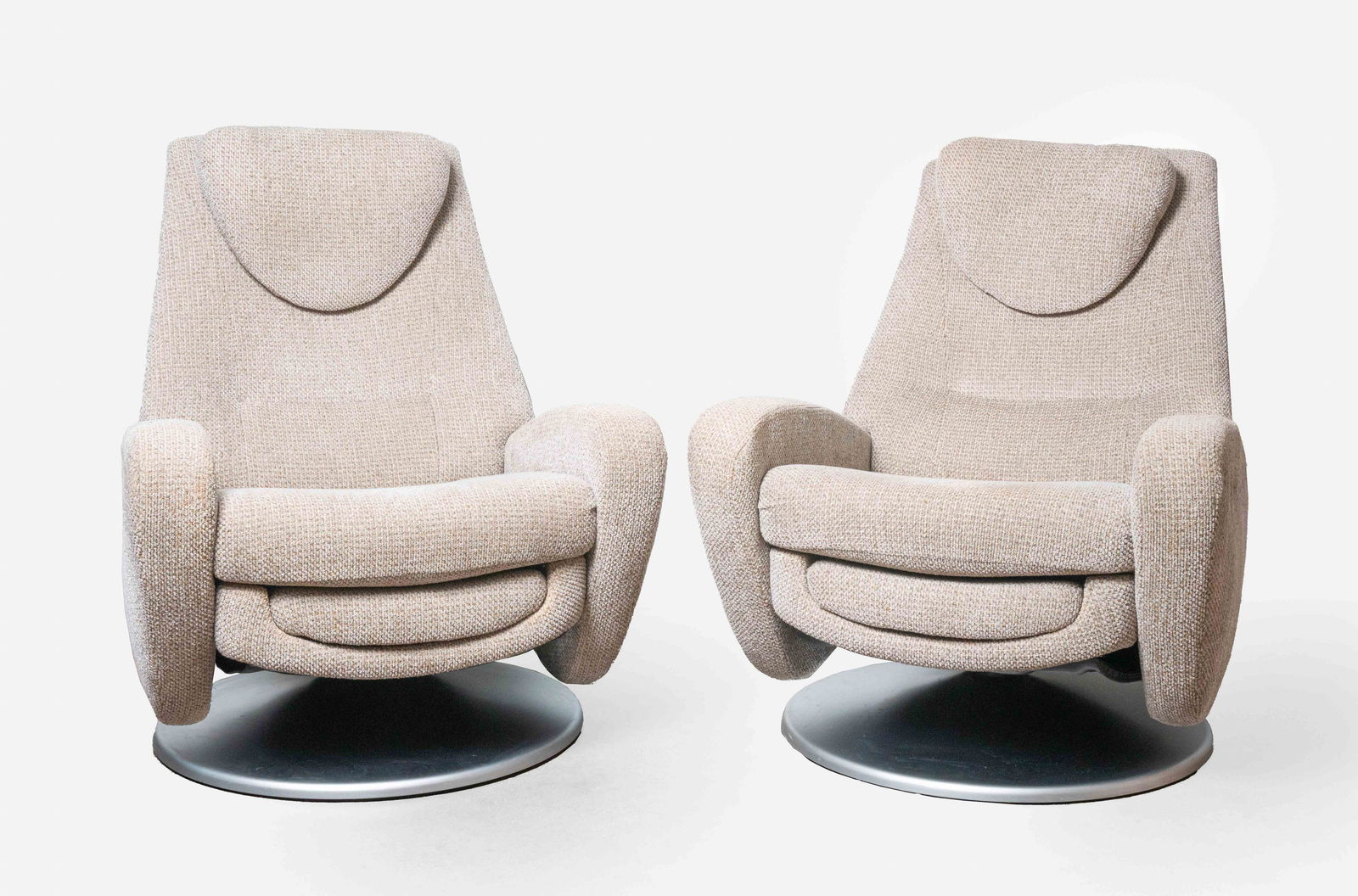 de Sede - Pair of DS-220 Electric Recliners: Lot 74 de Sede Pair of DS-220 Electric Recliners (21st Century) tan boucle upholstery made to order model DS-220 40 x 31 1/2 x 33 1/2 inches seat height: 17 inches Provenance: property from the Estate