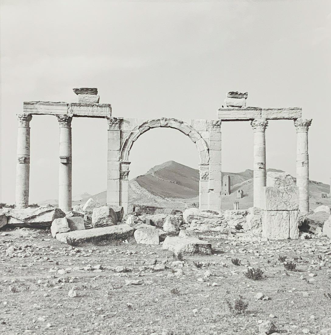 Lynn Davis - Archway with Mountain, Palmya, Syria, 1995 (1 of 9)
