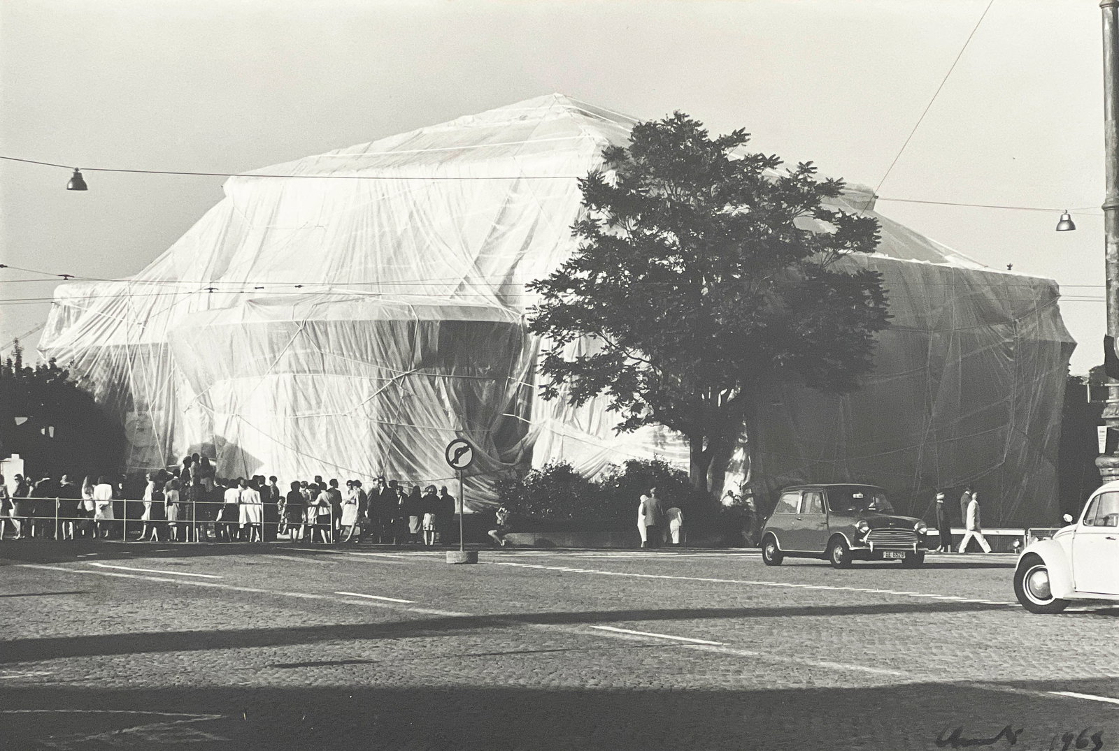 Thomas Cugini - Christo and Jeanne-Claude Wrapped Kunsthalle, Bern Switzerland (1 of 4)