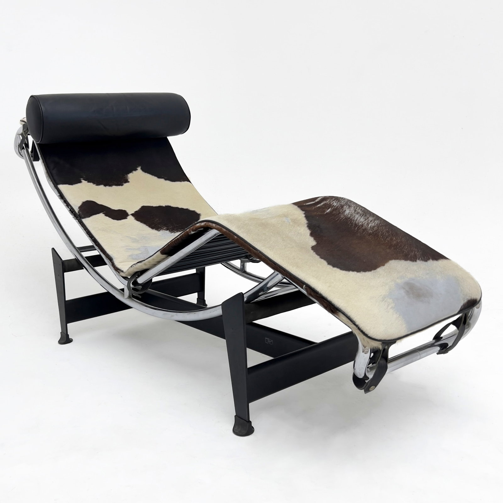 Le Corbusier (Charles-Édouard Jeanneret, Pierre Jeanneret, Charlotte Perriand) - LC4 Cowhide (1 of 6)