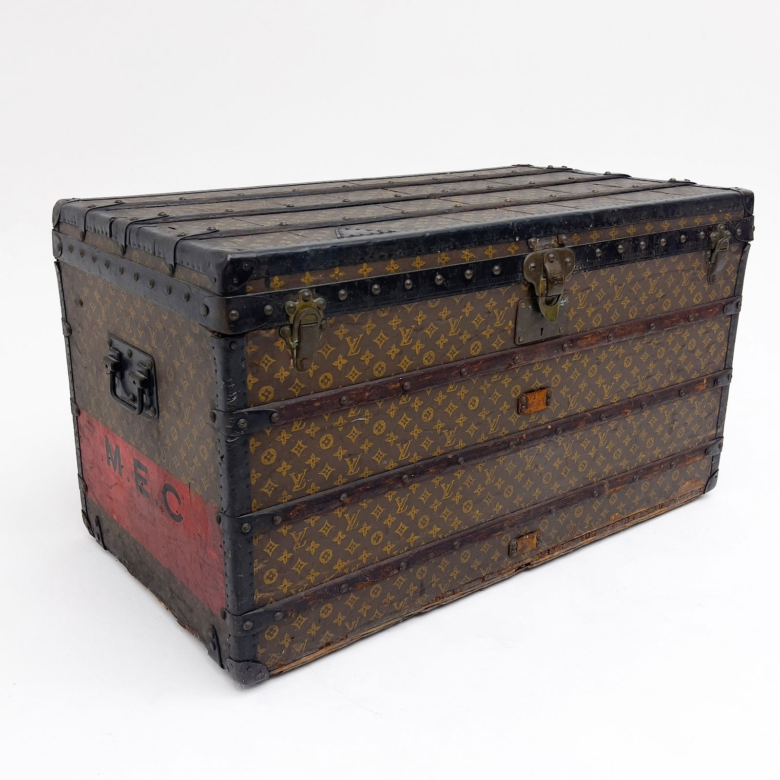 Louis Vuitton - Steamer Trunk: Lot 199 Louis Vuitton French Manufacturer (Founded 1854) Steamer Trunk (First Quarter of the 20th Century) Leather and canvas clad wood and brass-bound rectangular trunk Interior fitted with lift-out