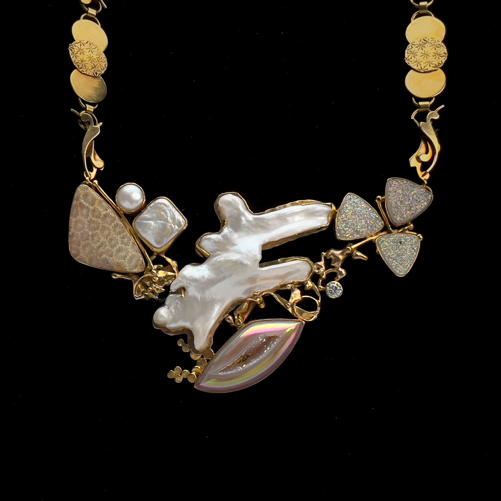 Jennifer Kalled - Fossilized Coral, Pearl, Quartz, and Diamond Gold Link Necklace: Lot 32 Jennifer Kalled American Jeweler (established 1978) Fossilized Coral, Pearl, Quartz, and Diamond Gold Link Necklace 14, 18, and 22k gold Baroque freshwater pearls, druzy quartz, fossilized cor