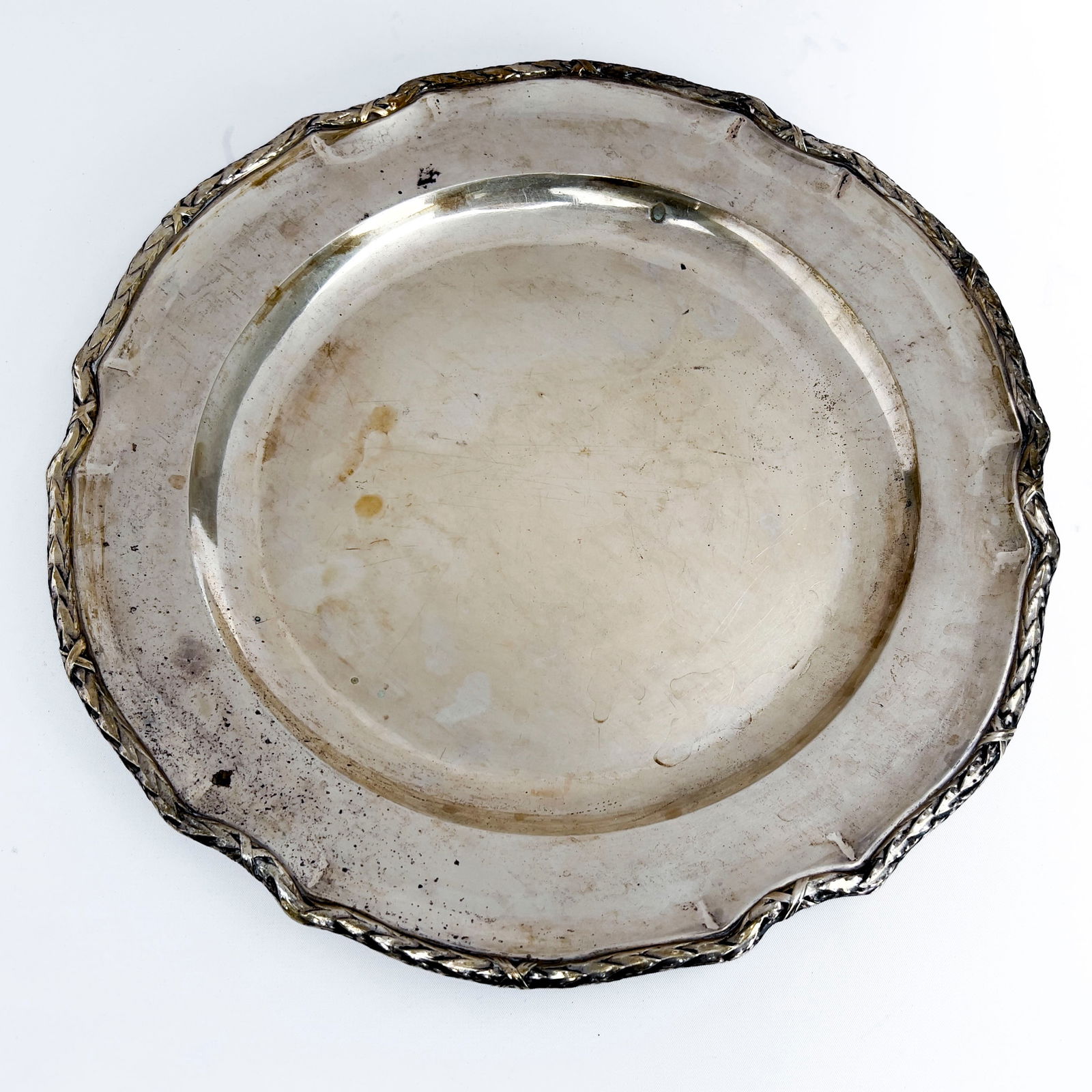 Wolfers Frères - Silver Salver: Lot 154 Wolfers Frères Belgian manufacturer (est. 1812) Silver Salver 833 silver A round solid silver salver with a rope twist border, total approximate weight: 995 grams stamped with hallmark