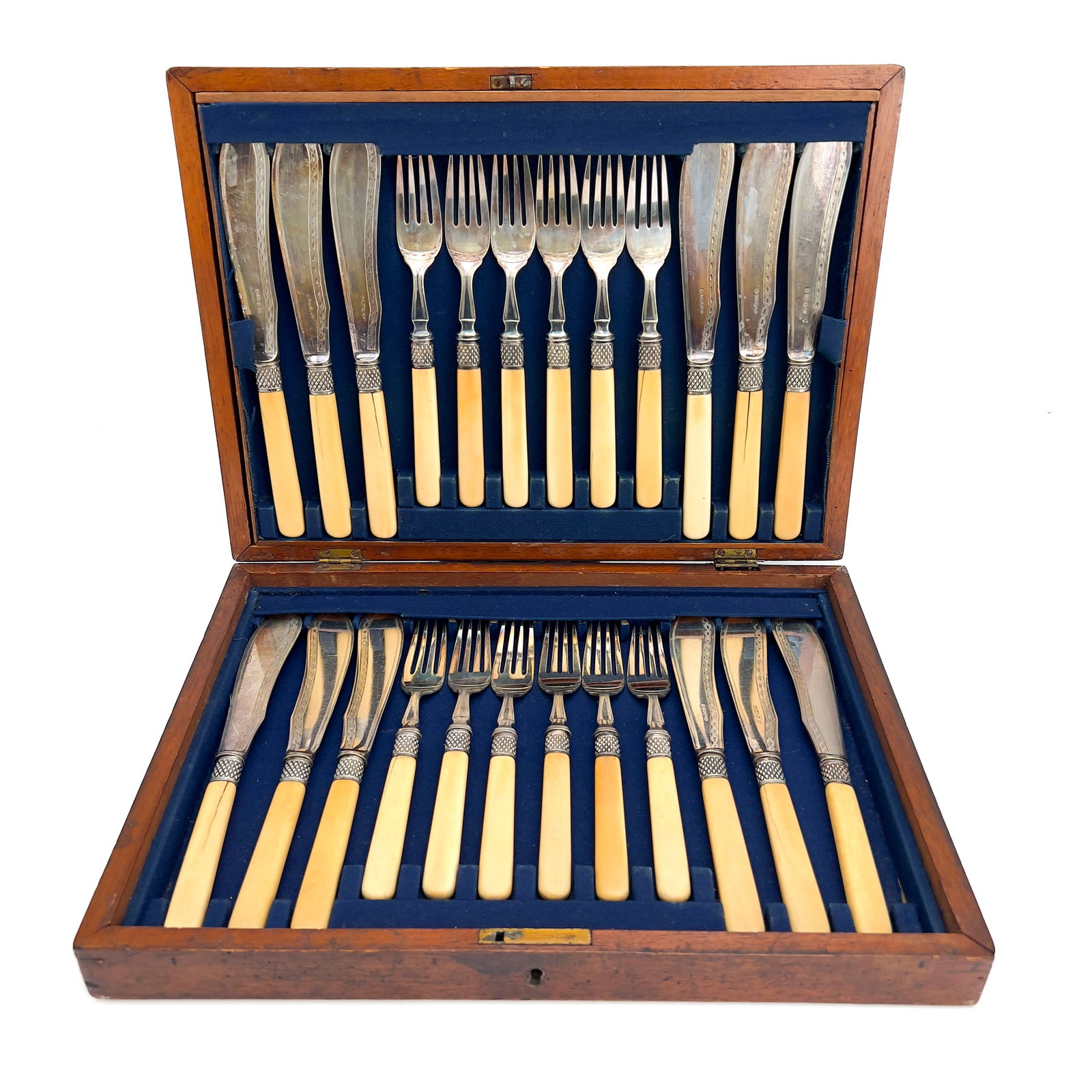 Victorian Silverplate Bone Handle Fish Set: Lot 195 Victorian Silverplate Bone Handle Fish Set A 24 piece Victorian flatware fish service in a felt lined presentation case. Provenance: From a Central Park West Estate