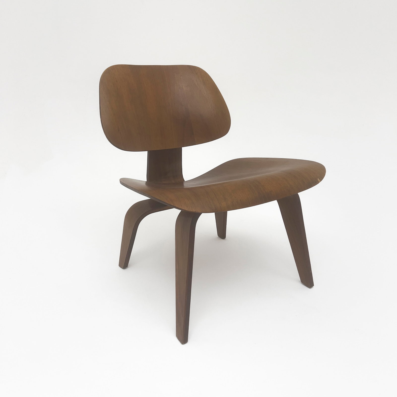 Charles and Ray Eames - LCW Lounge (1 of 5)