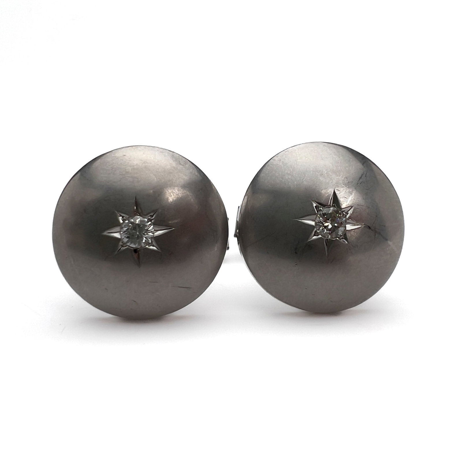 A pair of 14k white gold and diamond cufflinks: Lot 117 A pair of 14k white gold and diamond cufflinks (20th Century) 14k white gold, diamond each: 3/4 x 1 inches stamped Description: A pair of 14-karat white gold cufflinks weighing 18.4 grams