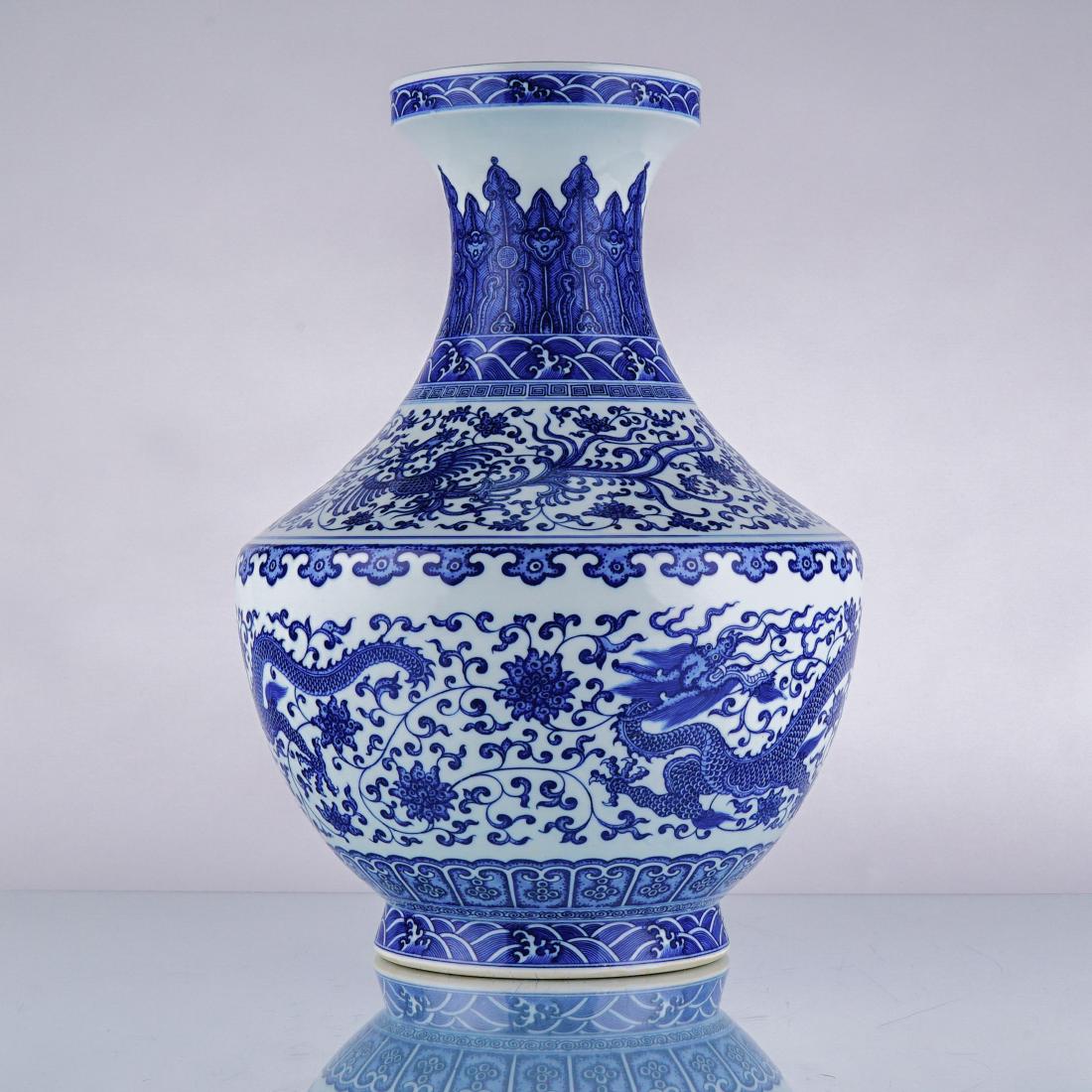 LARGE CHINESE BLUE & WHITE DRAGON LOTUS ARROW VASE (1 of 10)