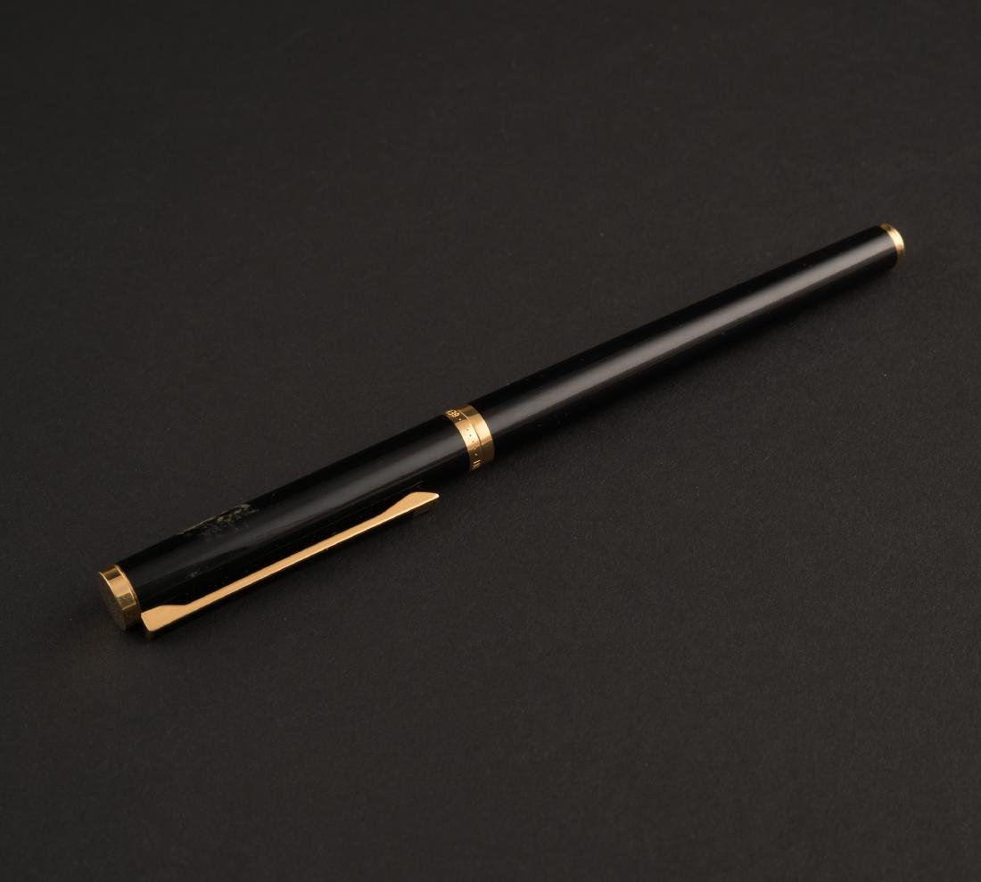 VINTAGE DUNHILL PEN WITH 14K GOLD NIB: Vintage Dunhill pen with 14k gold nibs, made in Germany. Marked Medium Point.