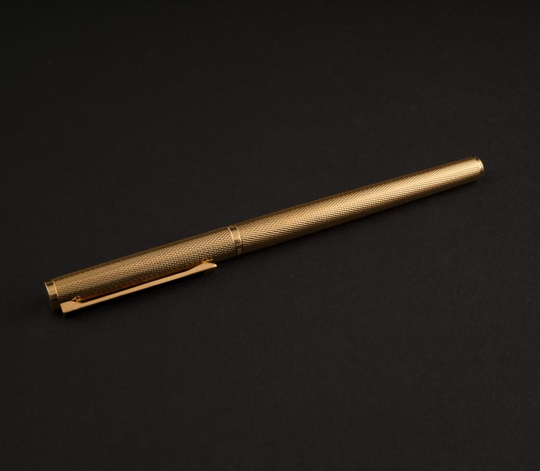 VINTAGE DUNHILL PEN WITH 14K GOLD NIB & GOLD CASE: Vintage Dunhill pen with 14k gold nibs and gold case, made in Germany. Marked Medium Point.