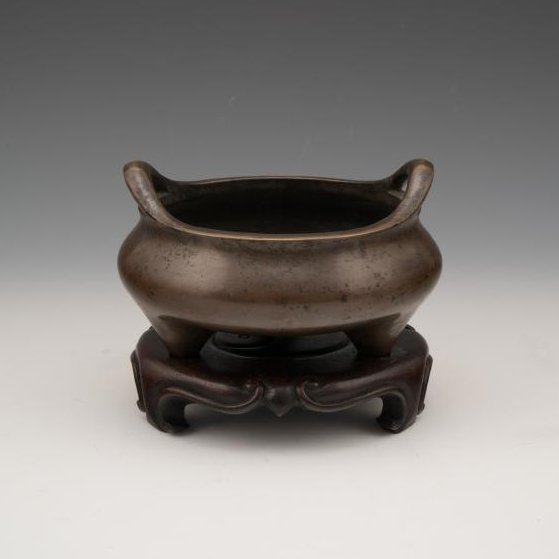 MING XUANDE BRONZE CENSER  ON STAND (1 of 6)