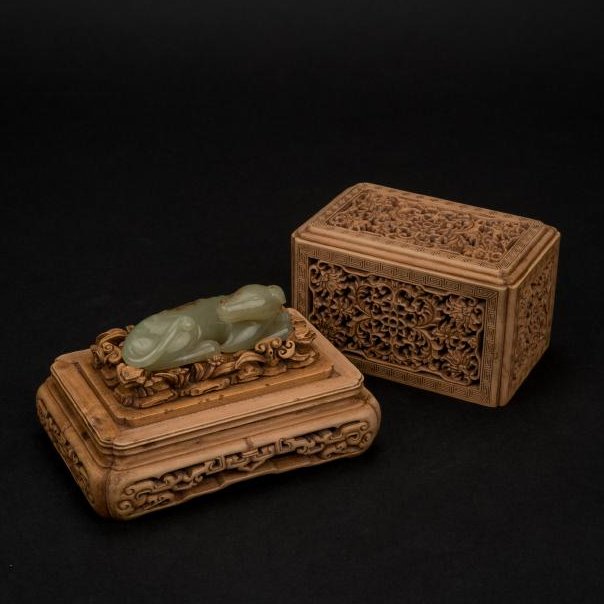 CHINESE YELLOW JADE DOG IN BOXWOOD BOX (1 of 12)