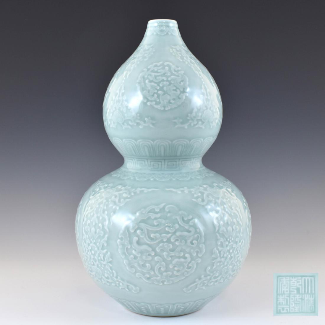 QIANLONG SGRAFFITO DOUQING DOUBLE GOURD VASE (1 of 11)