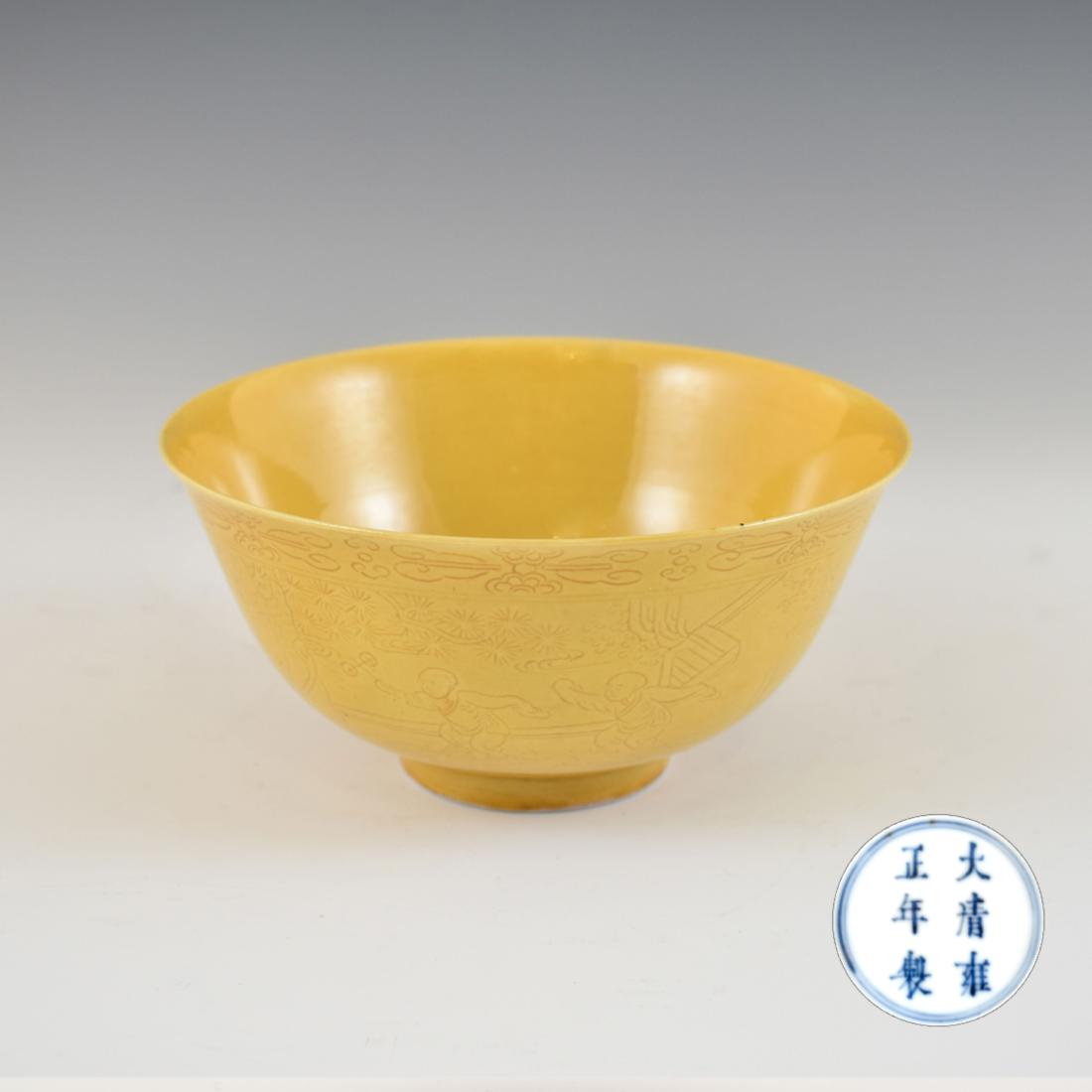 YONGZHENG FIGURINE SGRAFFITO FAMILLE JAUNE BOWL (1 of 11)