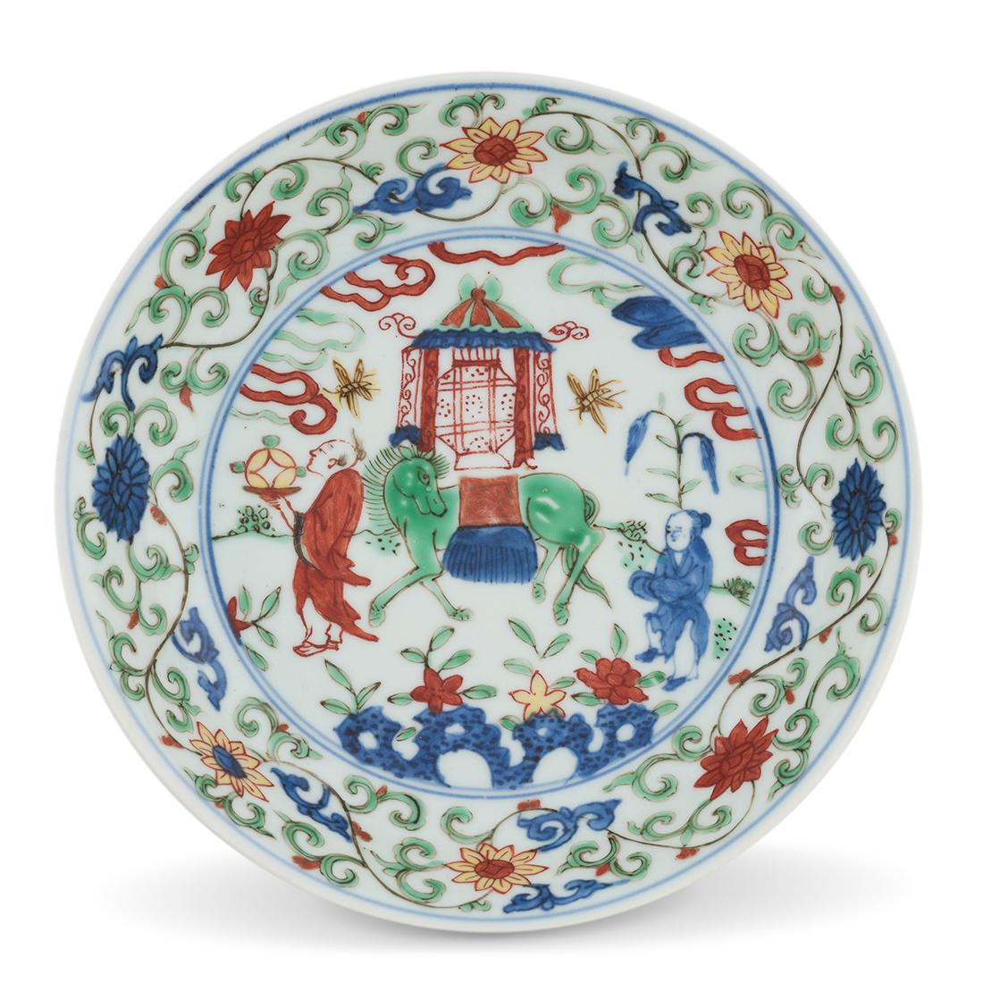 MING WANLI WUCAI TRAVERSE FIGURINES PLATE: 16/17th C. Chinese Ming Dynasty Wanli Wucai porcelain plate. The porcelain plate potted with a shallow body, broad wide cavetto, with a slightly flared lip and shallow draft. Hand-painted ornamentatio
