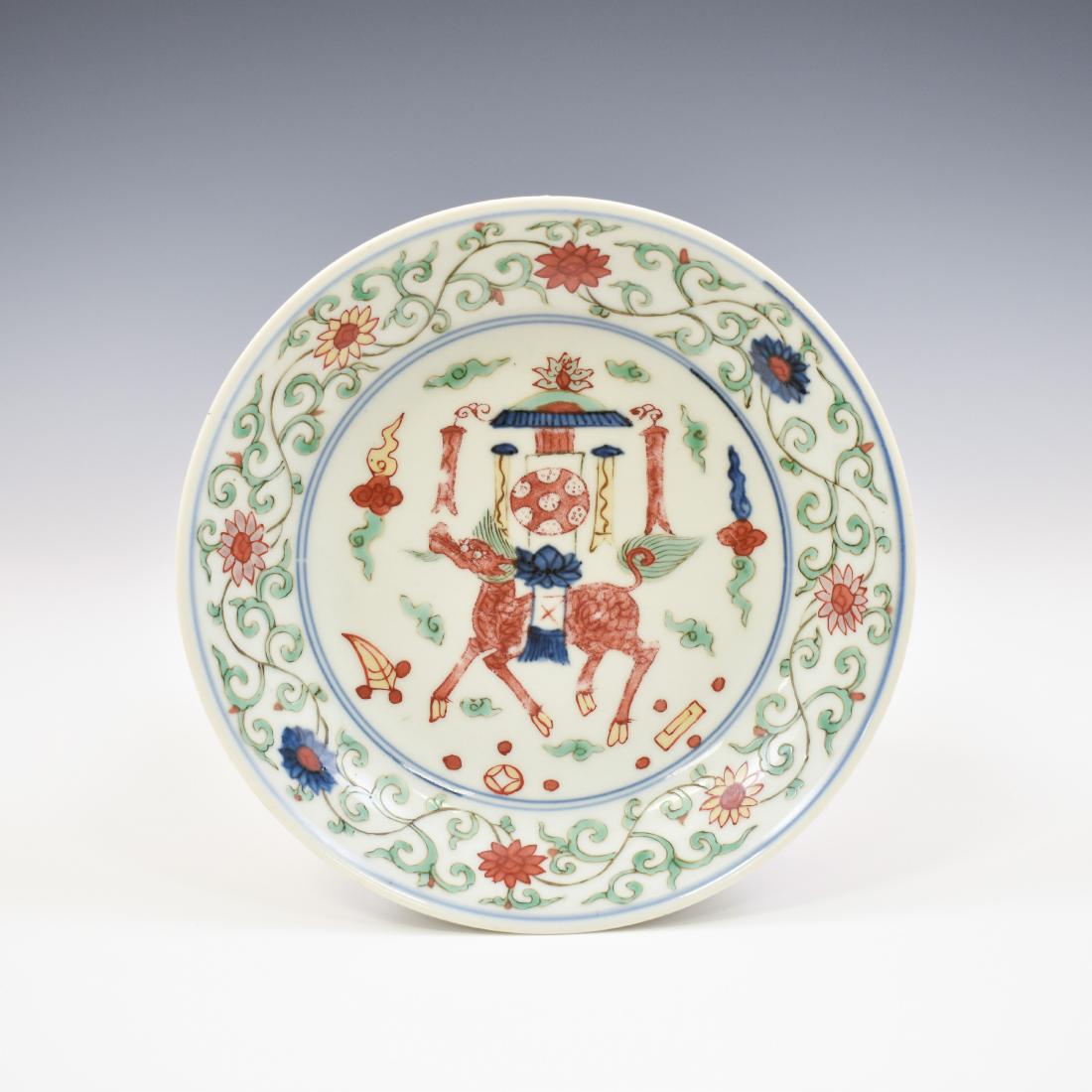 WANLI WUCAI PORCELAIN PLATE: 16/17th C. Chinese Ming Dynasty Wanli Wucai porcelain plate. The porcelain plate potted with a shallow body, broad wide cavetto, with a slightly flared lip and shallow draft. Hand-painted ornamentatio