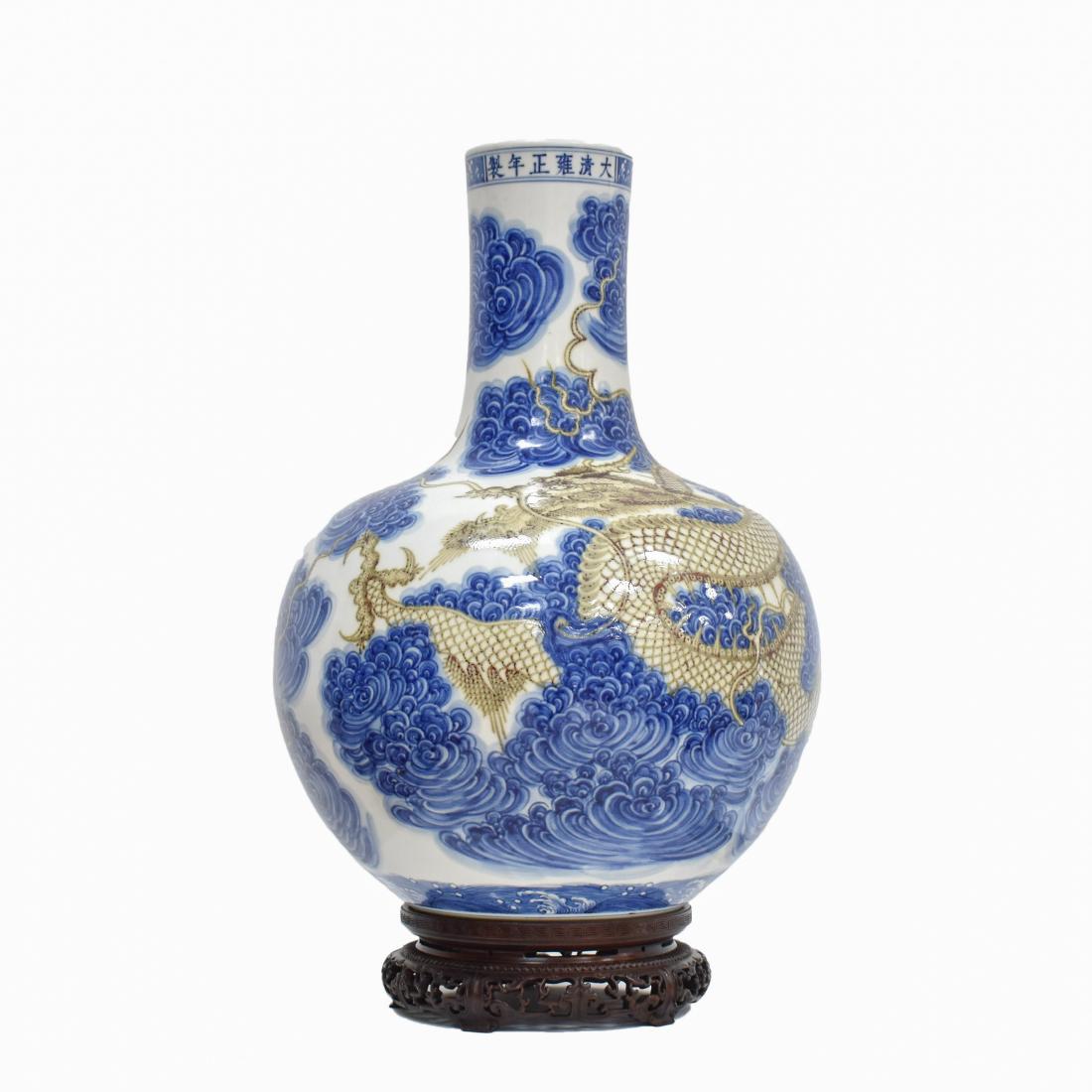 YONGZHENG RED DRAGON REWARD VASE ON STAND: Antique Large Yongzheng blue and red glazed dragon porcelain reward vase, it has a thick vase body, a sturdy vase in a round body, gently tapered, shaped in a rotund body with rounded shoulders conver