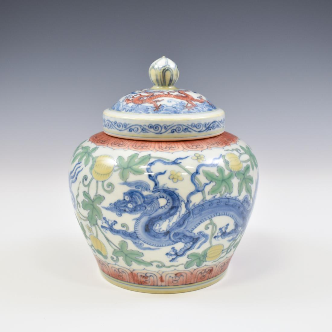 MING CHENGHUA DOUCAI DRAGON LIDDED JAR: A Very fine Chenghua Chinese Ming Dynasty porcelain lidded jar, finely potted in globular body, gently tapered toward the flat base, bulbous to the shoulder, with low straight neck to the wide opening