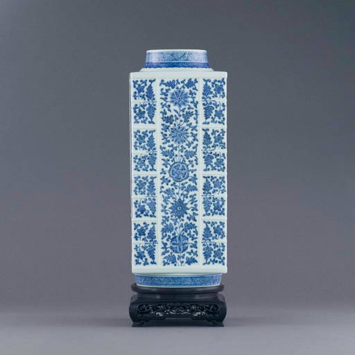 QIANLONG LUE & WHITE WRAPPEED FLORAL ZONG VASE Jan 04, 2020 Lauren