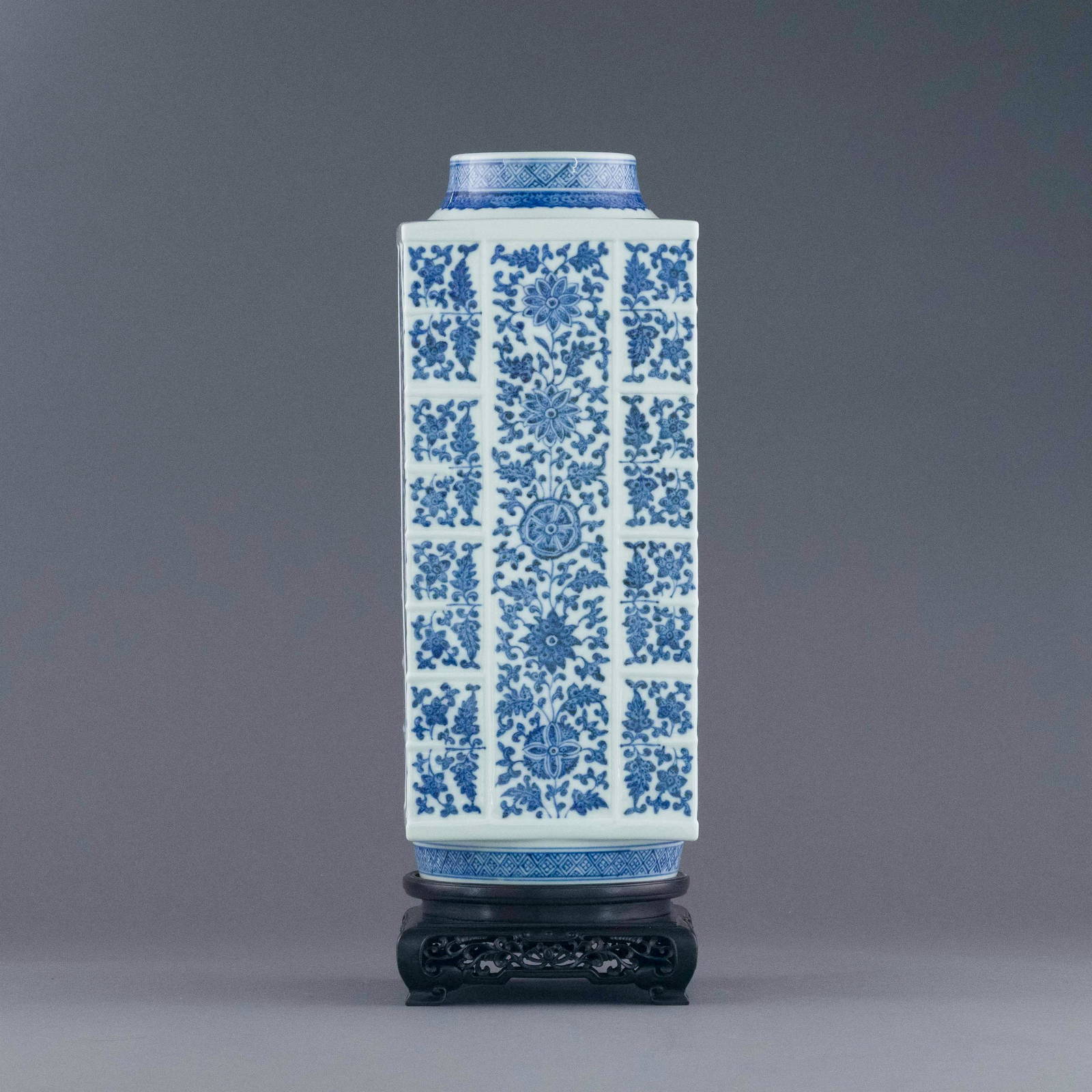 QIANLONG LUE & WHITE WRAPPEED FLORAL ZONG VASE