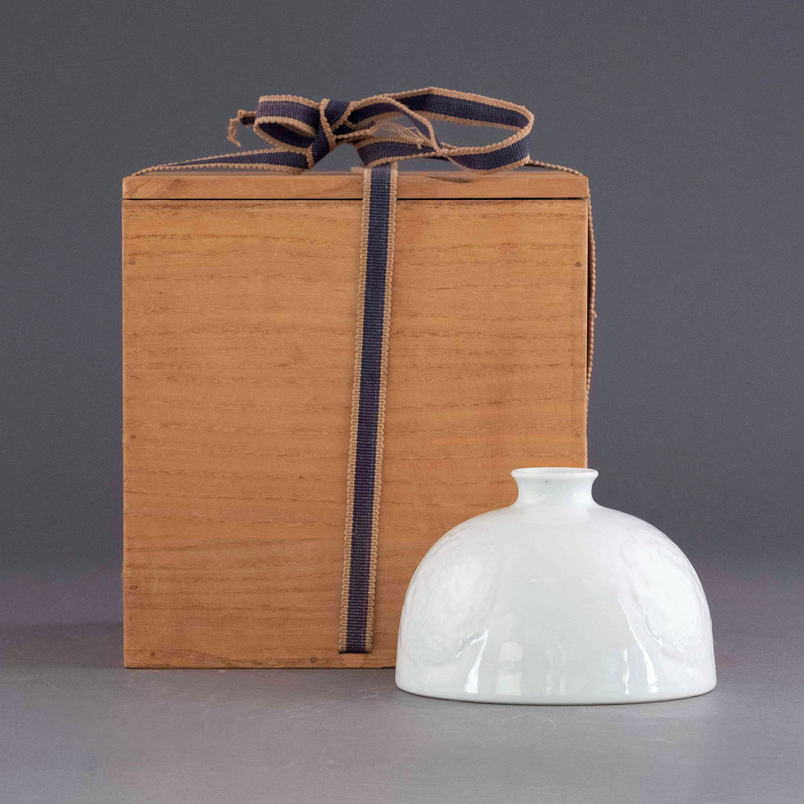 KANGXI DOUQING SGRAFITTO HORSESSHOE WATER POT IN WOODEN (1 of 9)