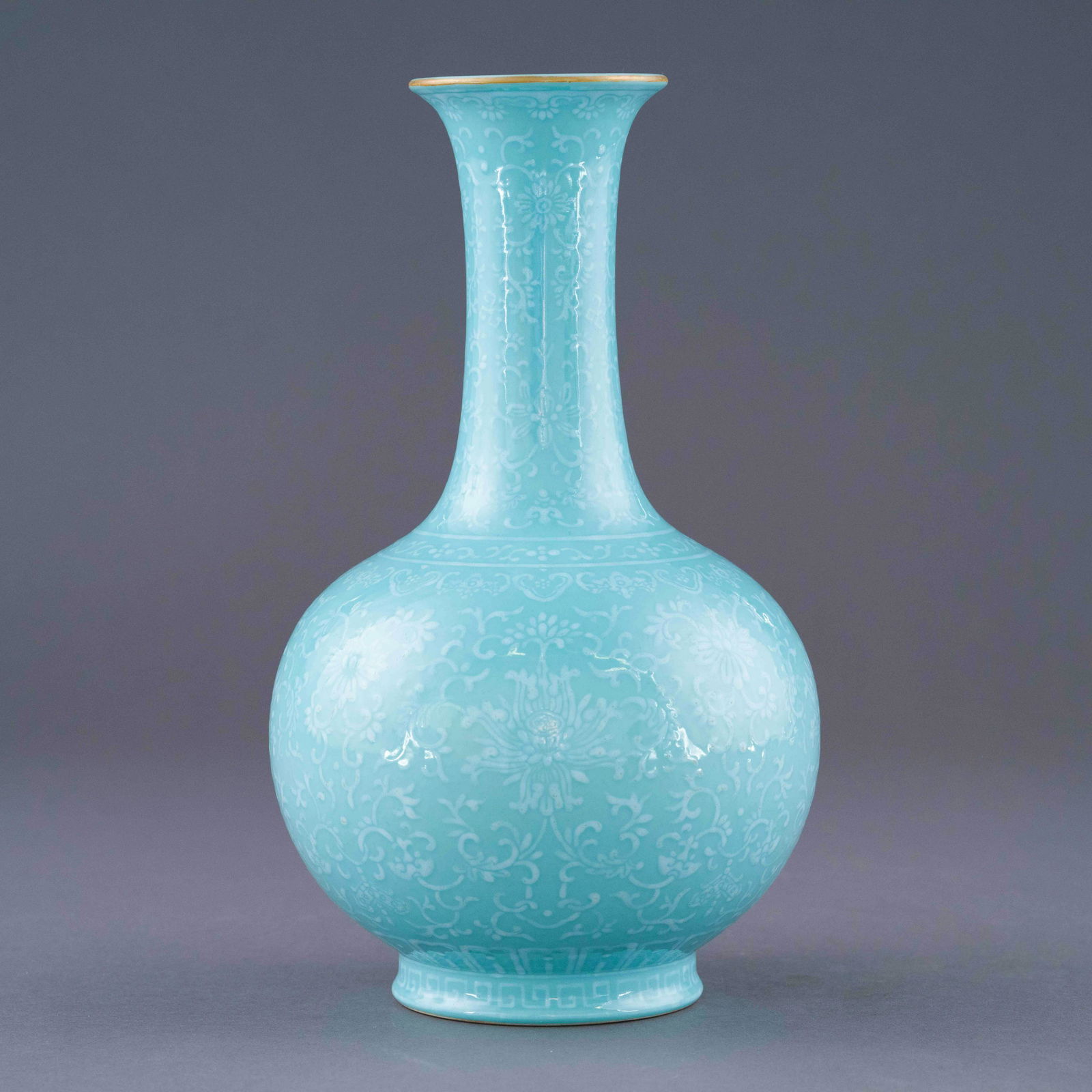 QIANLONG PEACOCK GREEN MONOCHROME REWARD VASE (1 of 5)