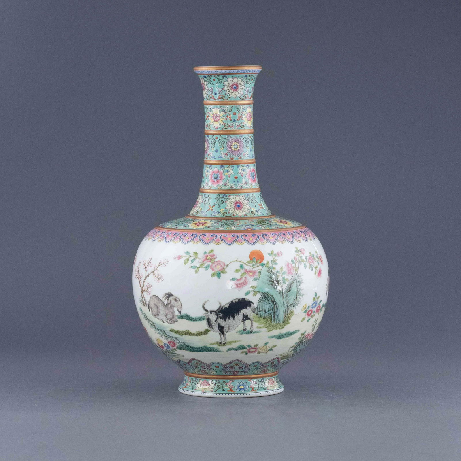 QIANLONG FAMILLE ROSE GILT OPEN FACE REWARD VASE (1 of 11)