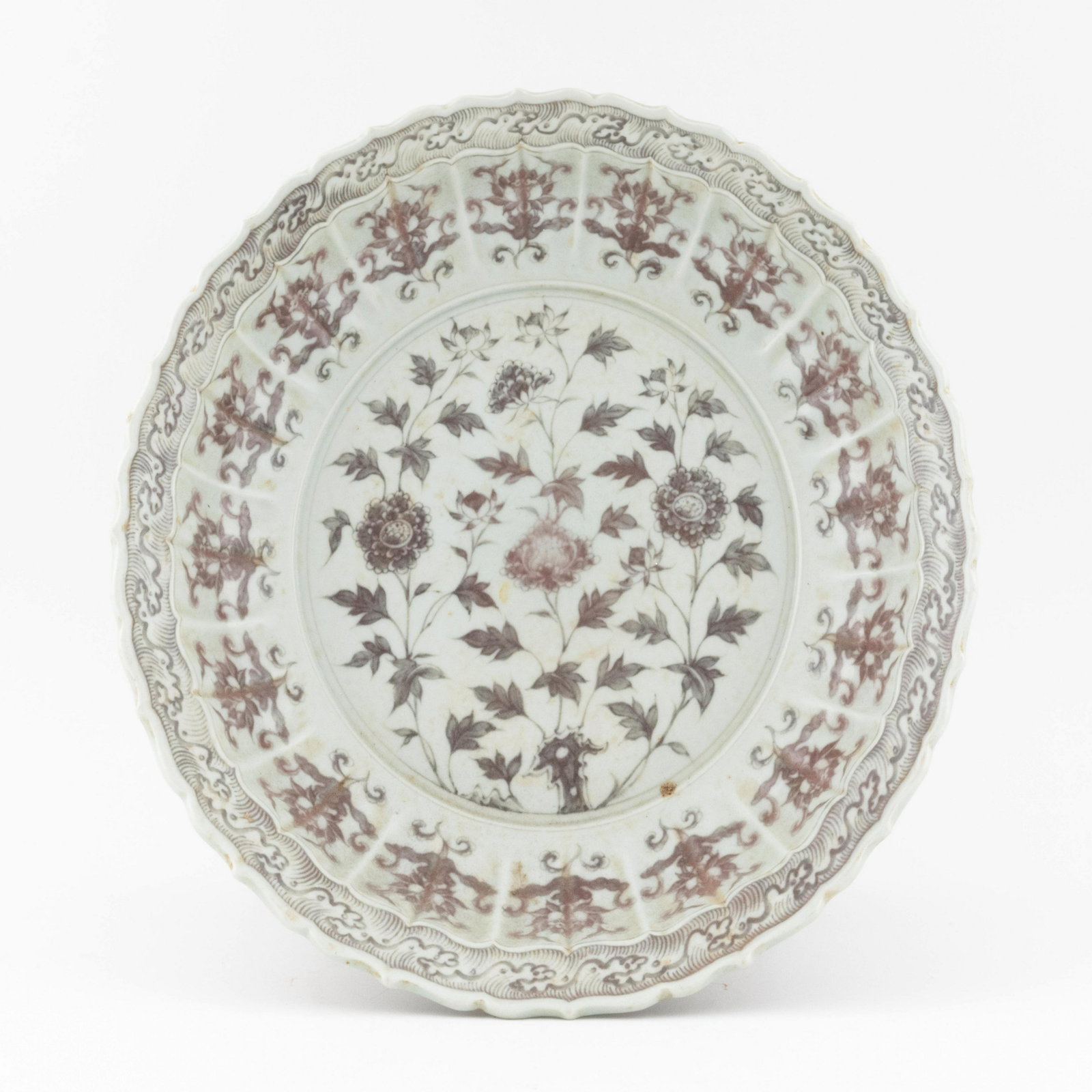 MING SCALLOPED RIM RED FLORAL CHARGER: PROVENANCE: Stanley G Martin (1938-2019) of Marietta, GA . Stan attended High school in Albany, graduated from the University of Georgia and then entered the navy for 3 years. They moved to Atlanta wh