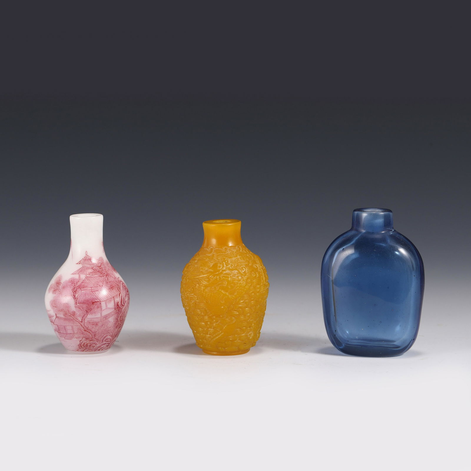 SET OF THREE PEKING GLASS SNUFF BOTTLES (1 of 9)