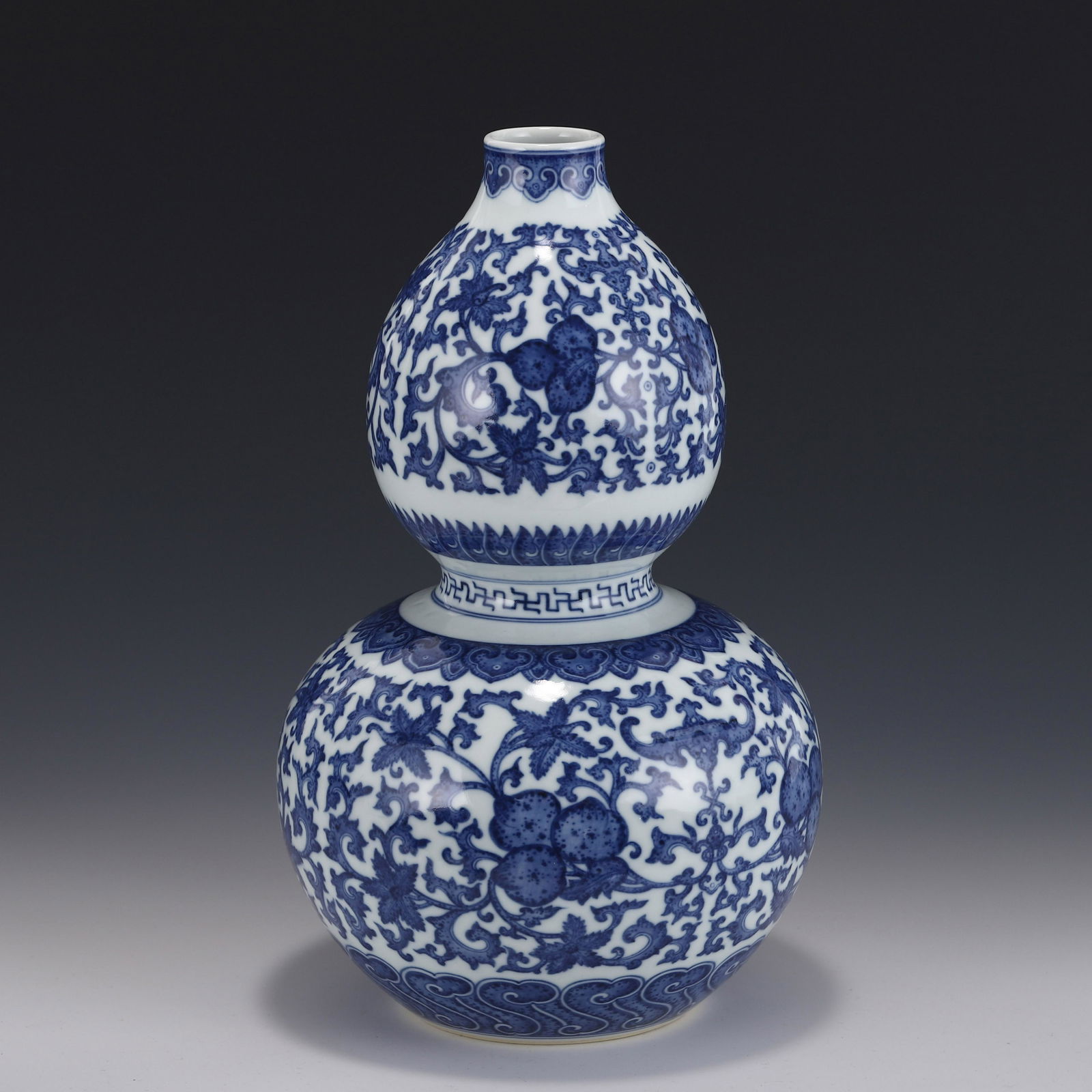 BLUE & WHITE BAT & PEACH GOURD BOTTLE (1 of 8)