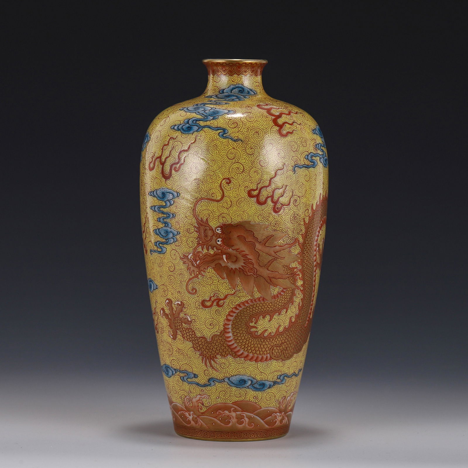 FAMILLE JAUNE VASE WITH GOLDEN DRAGON PATTERN (1 of 8)