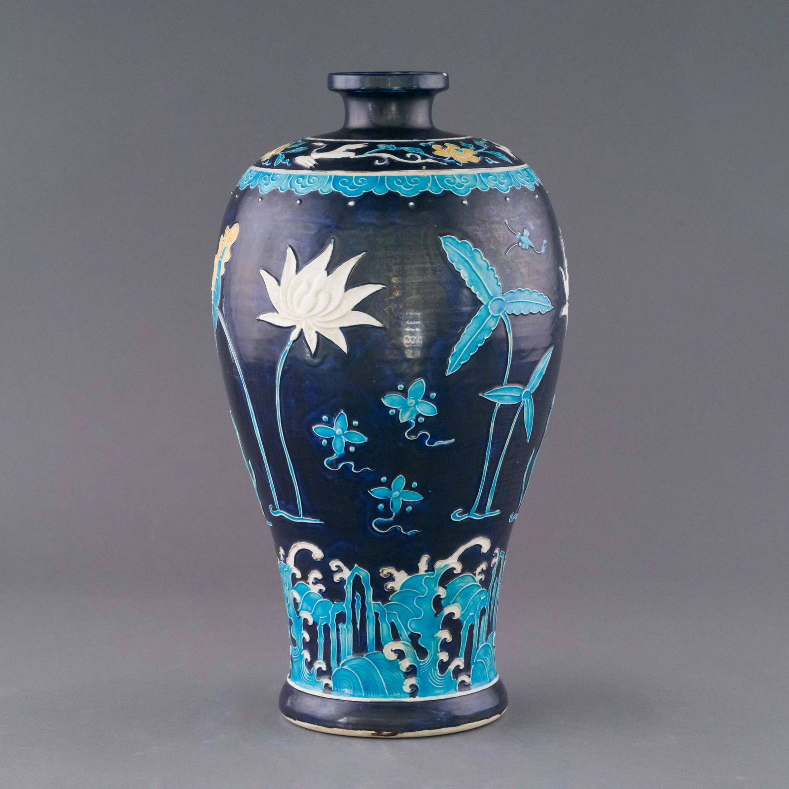 MING FAMILLE NOIR FA HUA LOTUS MEIPING JAR (1 of 5)