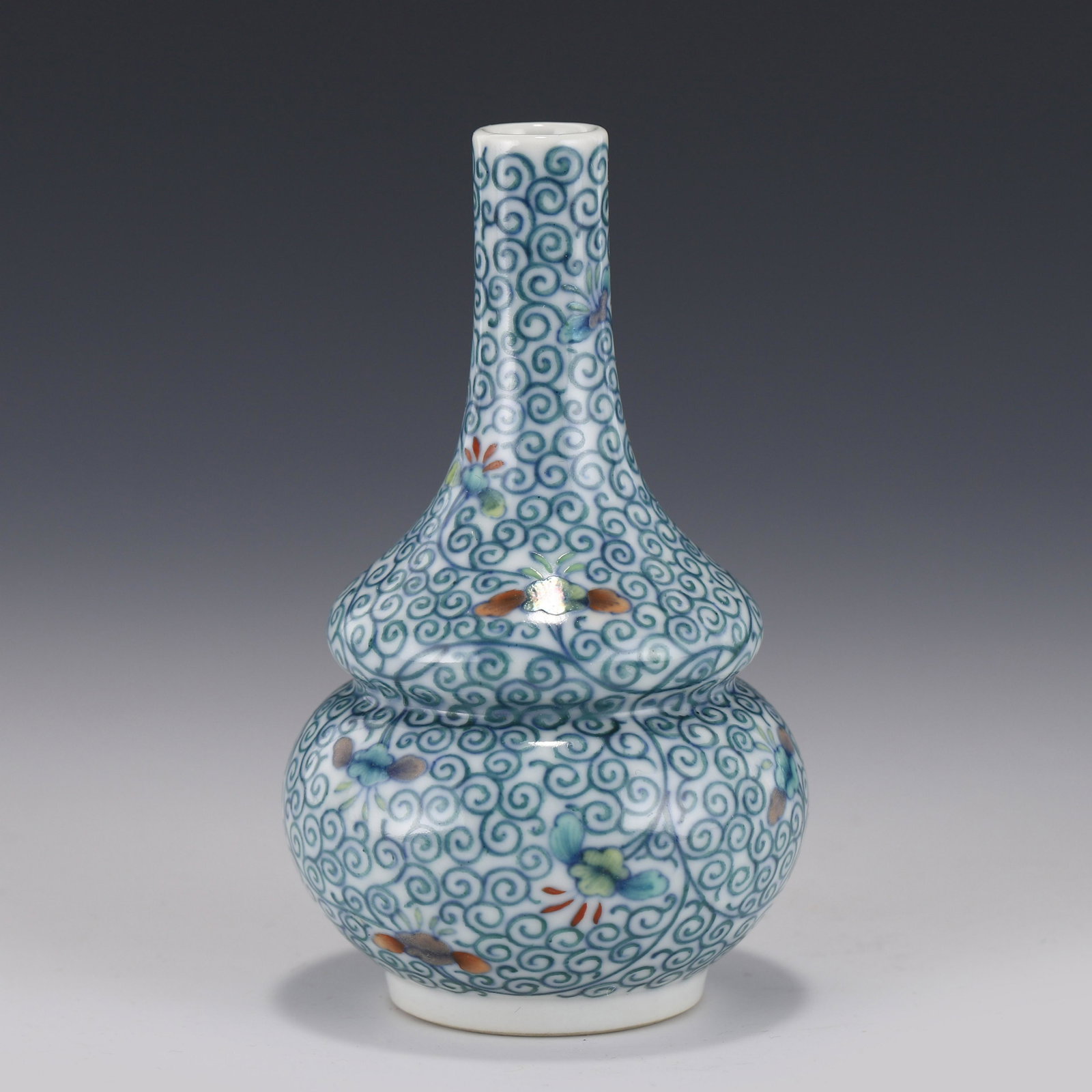 DOUCAI MORNING GLORY BOTTLE VASE: Measurements: Height: 11 cm Diam: 6.5 cm PROVENANCE: From the Estate of Leroy Gaylor, Sr. (1933-2021) of Cartersville, Georgia. Private Collector, US Marine Corp Veteran, Engineers of major electrical