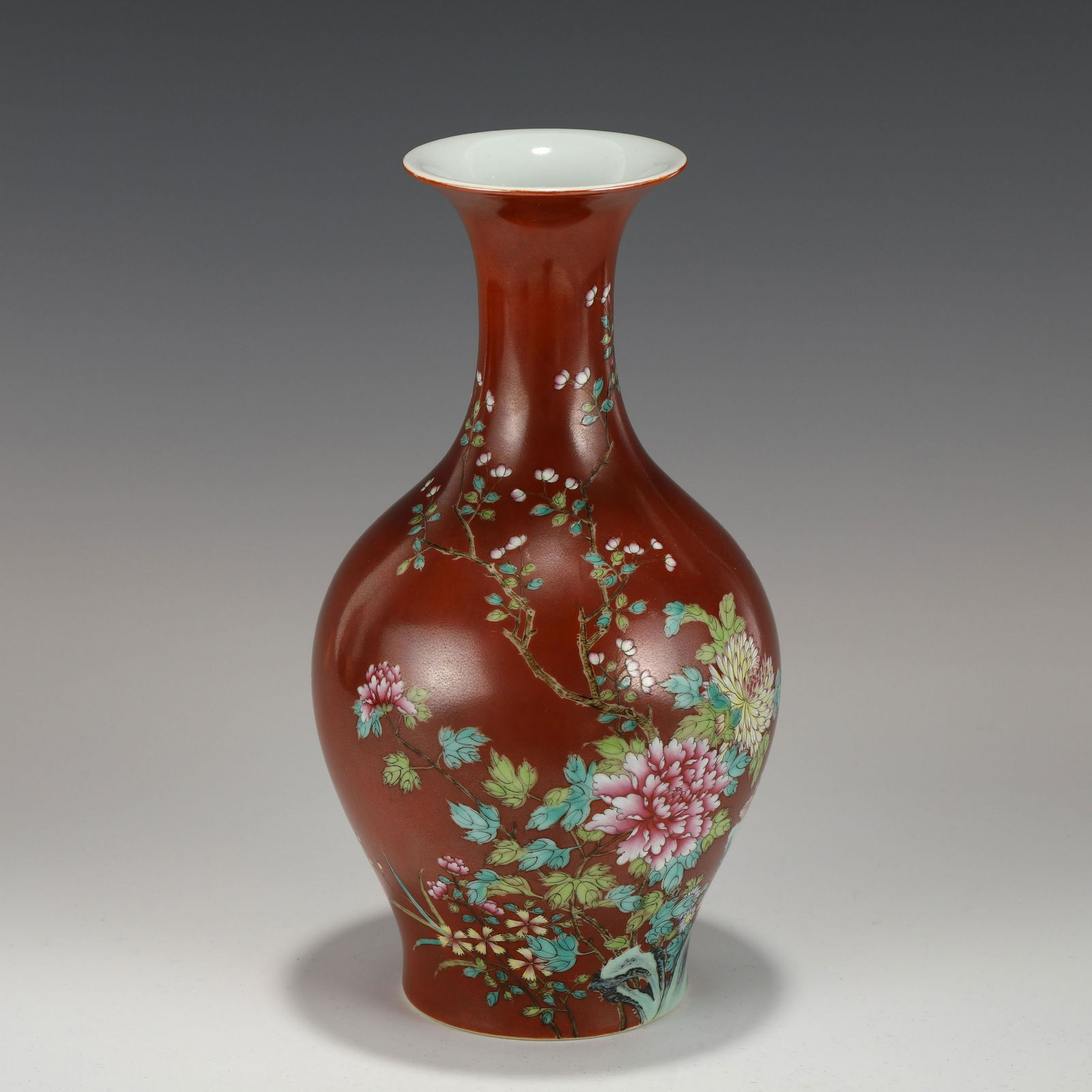 QIANLONG FAMILLE ROSE FLOWER PORCELAIN BOTTLE VASE: Measurements: Height: 29 cm, Diam.: 15 cm Chinese Qing Dynasty QianLong Famille Rose Flower Motif Porcelain Bottle Vase. Potted in a vase shaped, globular mid body, long tapered neck with wide flaring