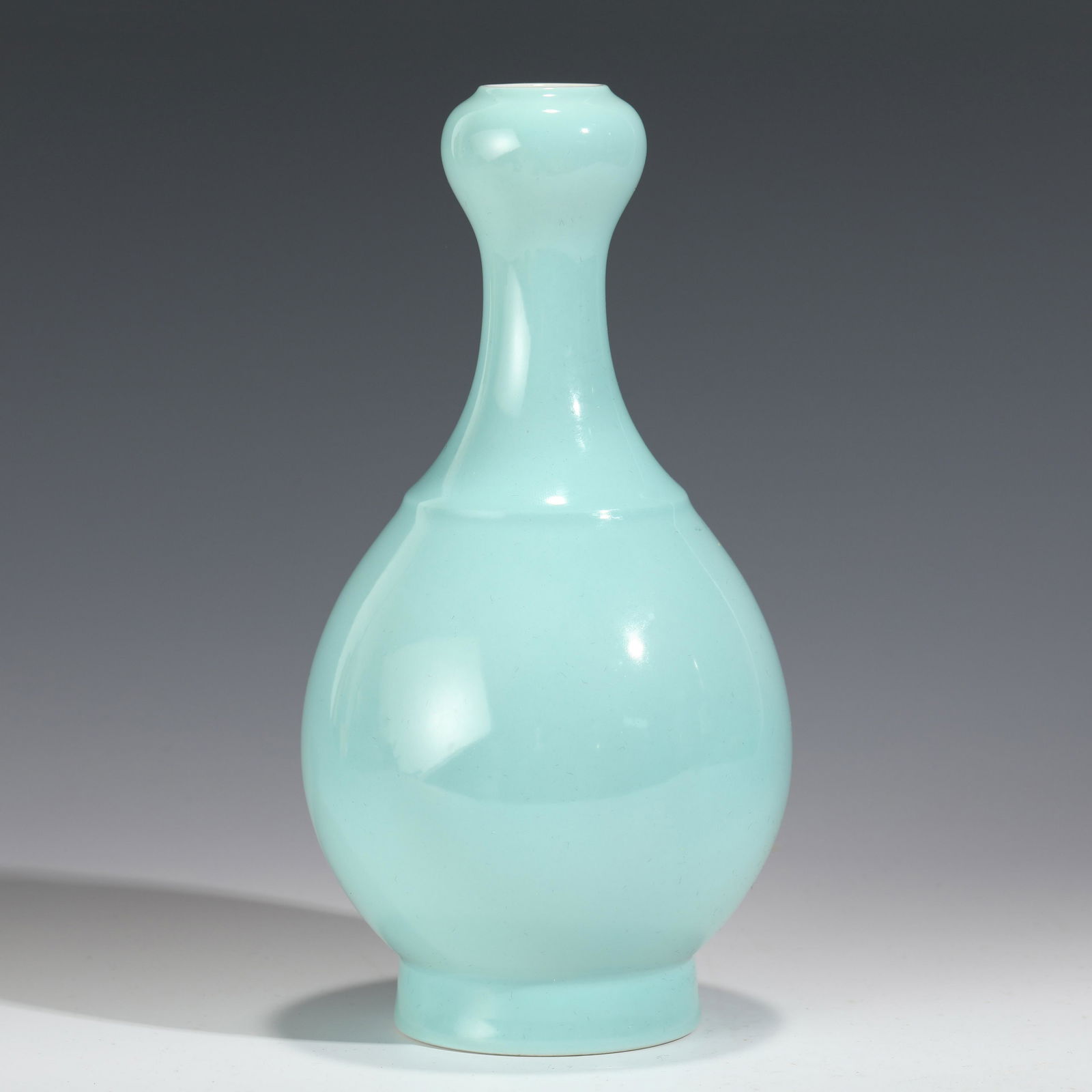 YONGZHENG SKY BLUE PORCELAIN GARLIC BOTTLE VASE (1 of 8)