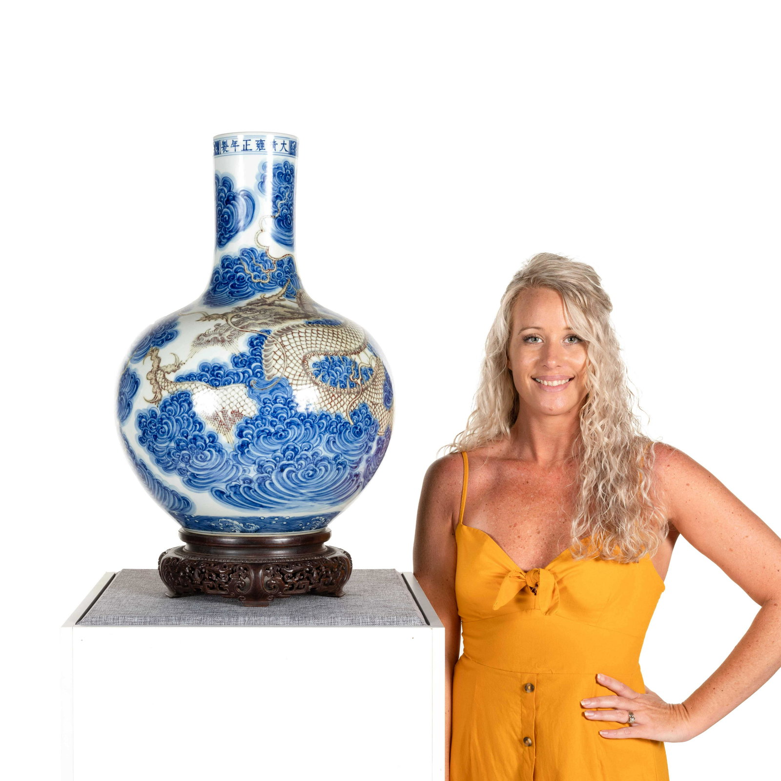 YONGZHENG BLUE AND RED DRAGON REWARD VASE ON STAND (1 of 6)