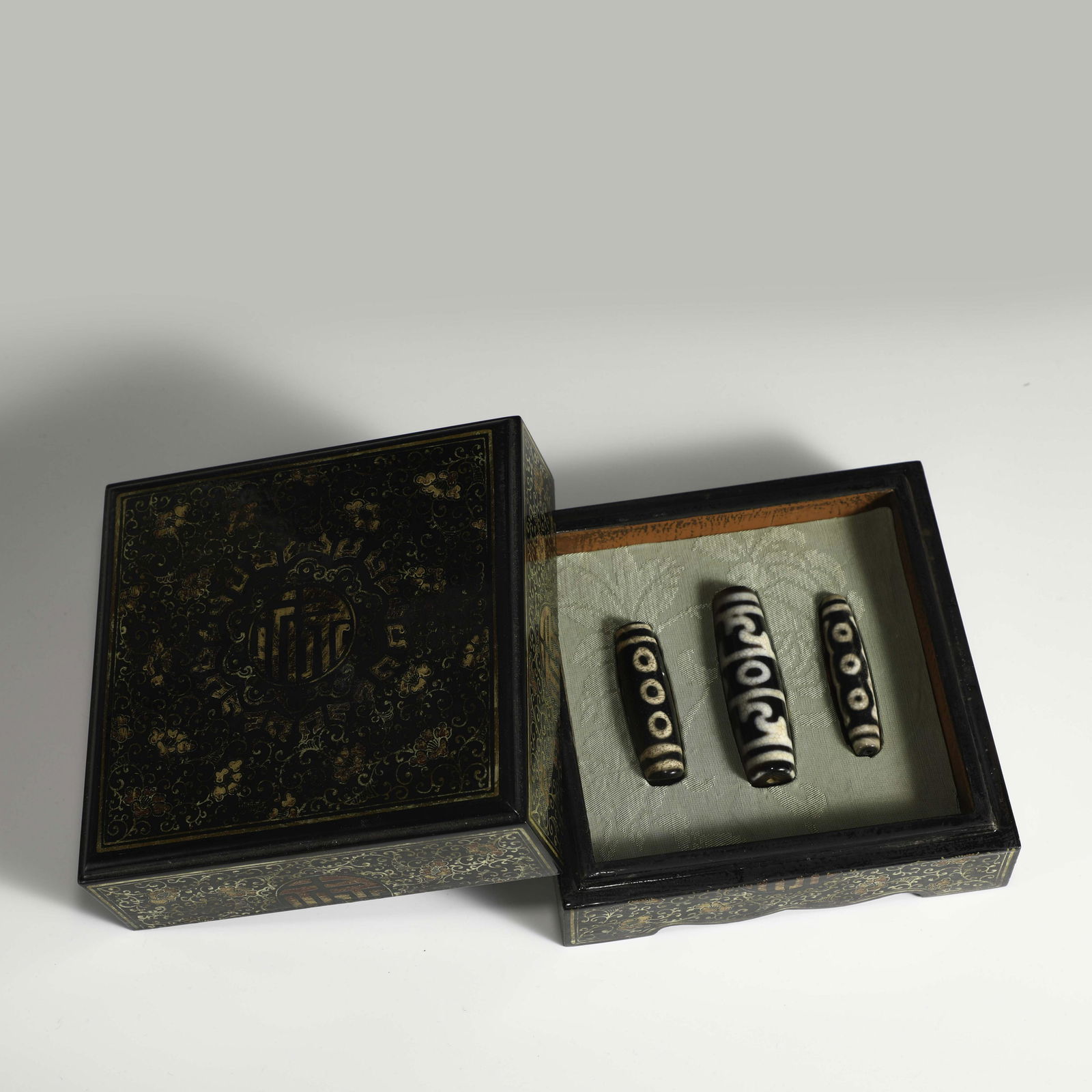 SET OFF 3 DZI BEADS IN HARDWOOD BOX (1 of 10)