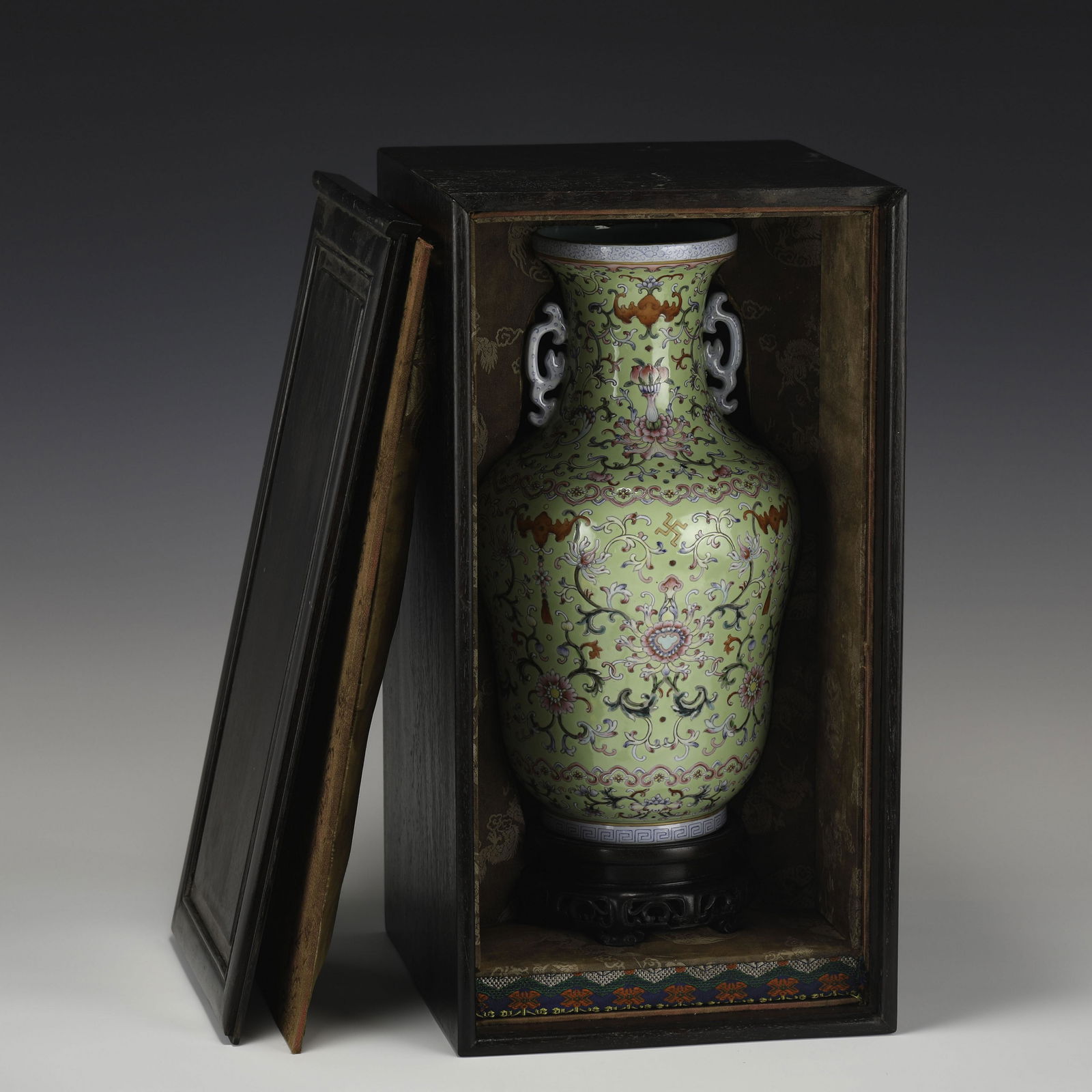 QING QIANLONG FAMILLE ROSE VASE (1 of 9)
