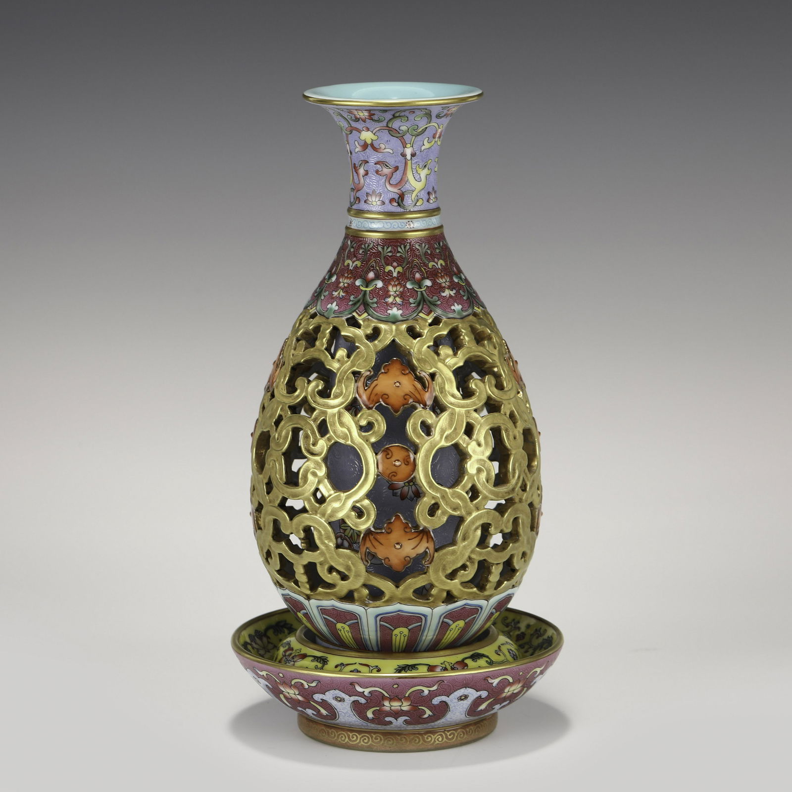 QING QIANLONG FAMILLE ROSE COLORED HEART TURNING VASE (1 of 10)