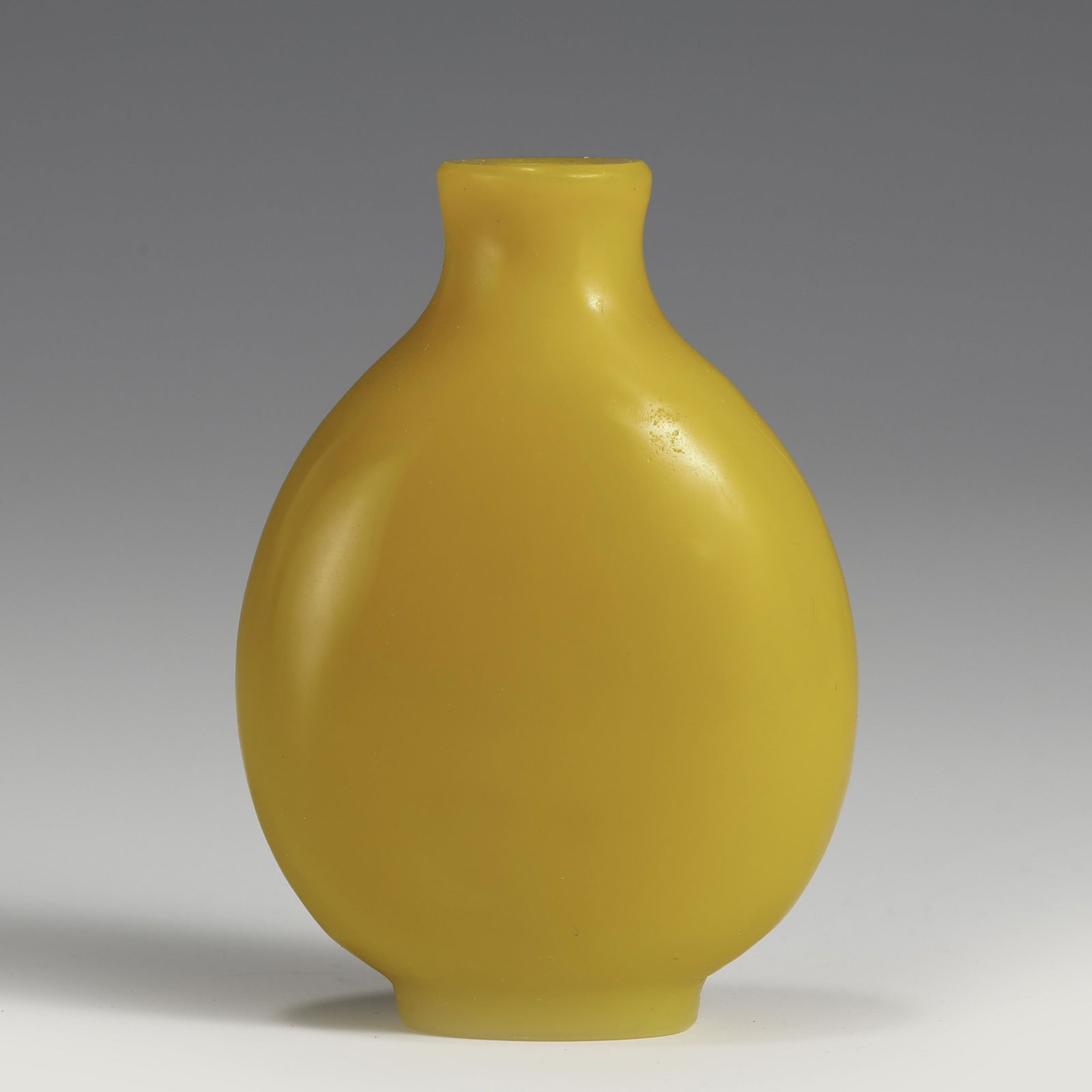 EGGYOLK YELLOW PEKING GLASS SNUFF BOTTLE (1 of 7)
