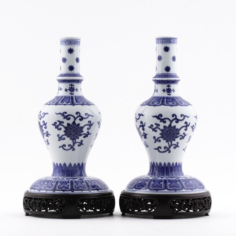 PR. QIANLONG BLUE AND WHITE PORCELAIN BALUSTER VASES ON STAND (1 of 8)