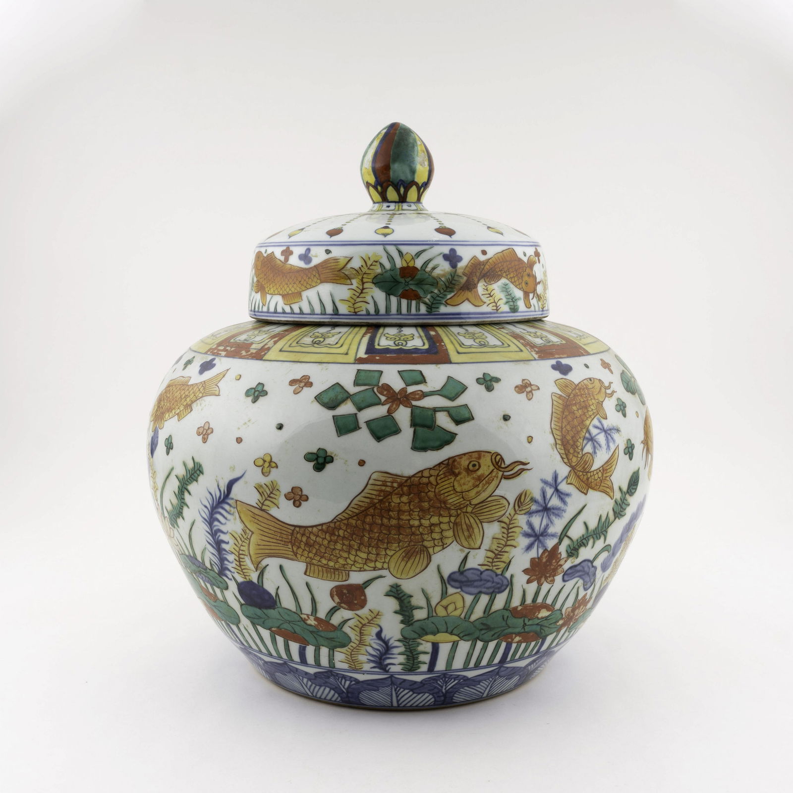 MING JIAJING WUCAI CARP & WATER FOLIATE LIDDED JAR (1 of 11)
