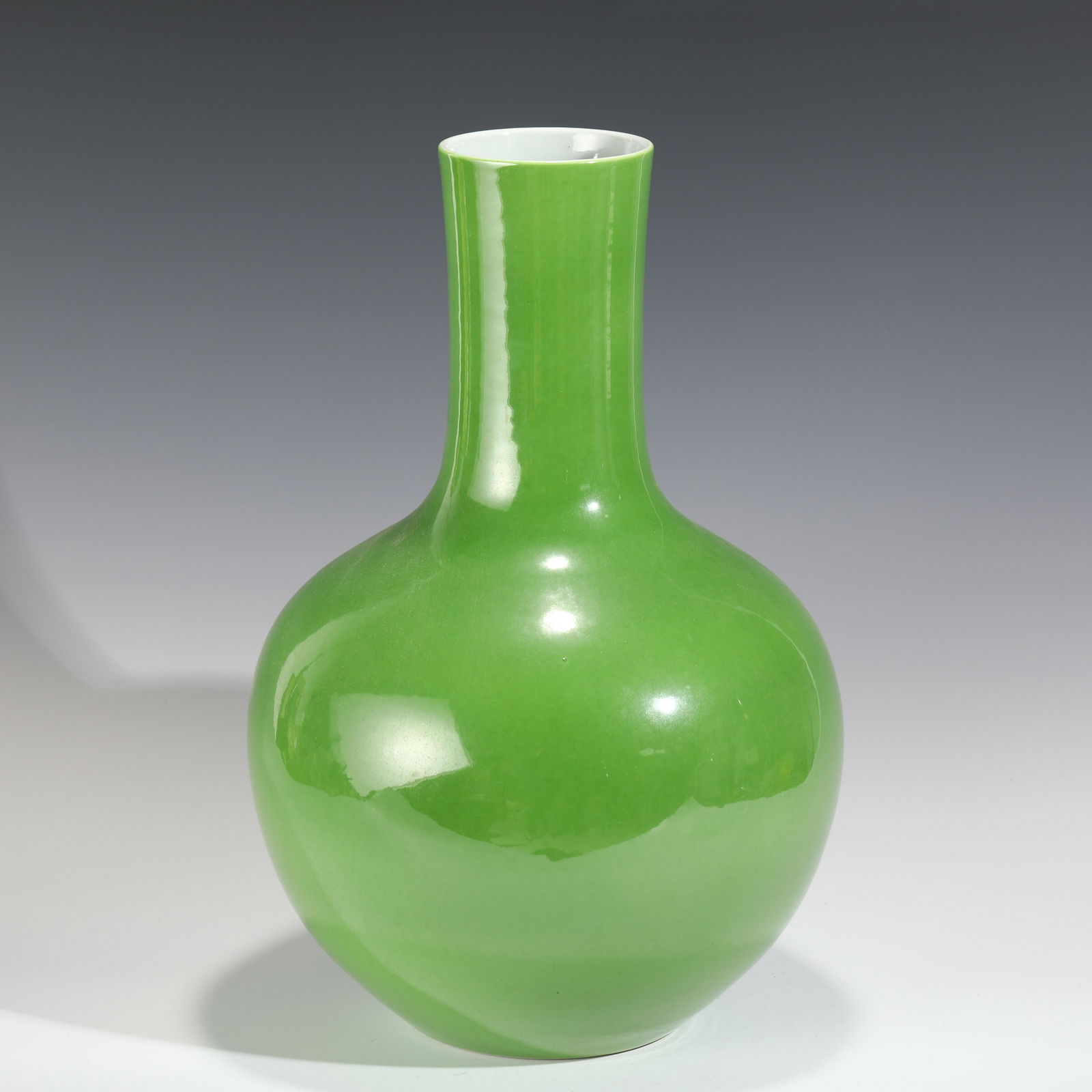 QIANLONG GREEN GLAZED PORCELAIN VASE (1 of 8)