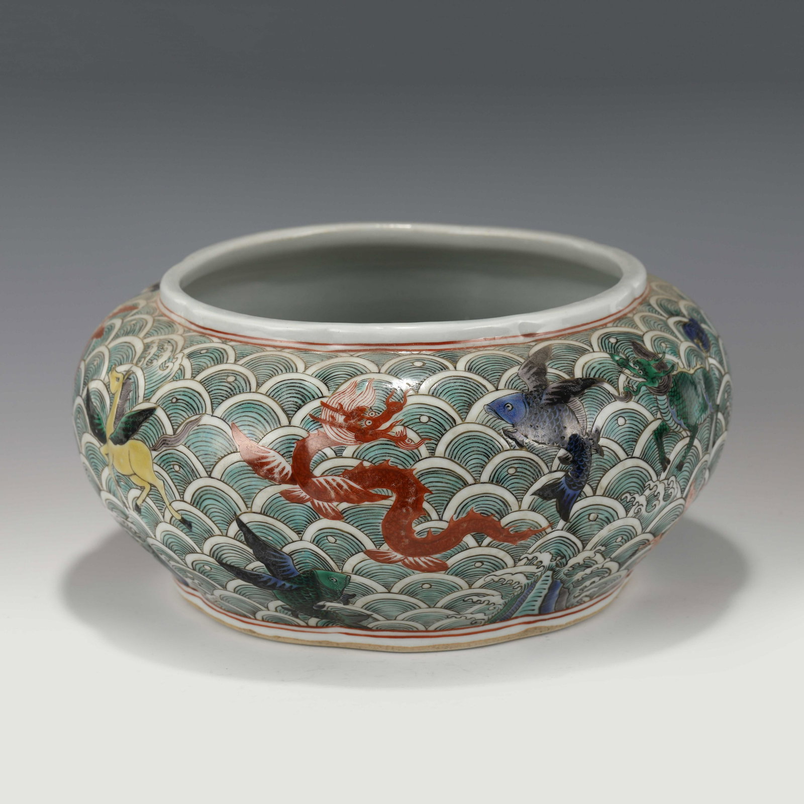 MING LONGQING WASHING: Dimensions (cm): Heigth: 14.3?Diam.: 27.5 Chinese Ming Dynasty LongQing Famille Rose Dragon Porcelain Washing Pot. The porcelain potted with shallow body, deep and thick, short neck, round mouth, rais