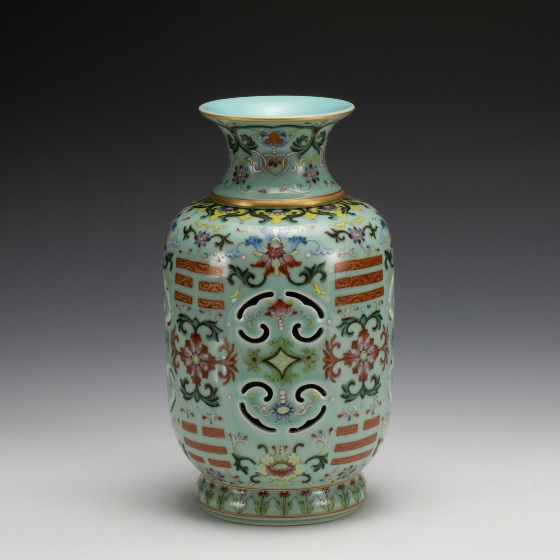 FAMILLE ROSE TURNING HEART VASE (1 of 10)