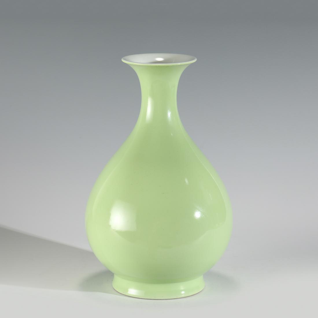 QING YONGZHENG APPLE GREEN JADE POT SPRING VASE (1 of 8)