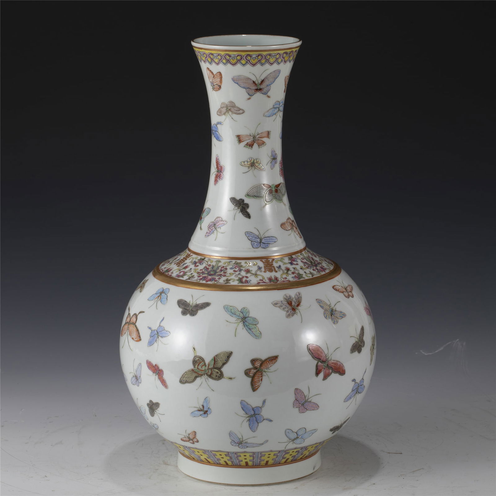 QING  XUANTONG FAMILLE ROSE BUTTERFLY VASE (1 of 12)