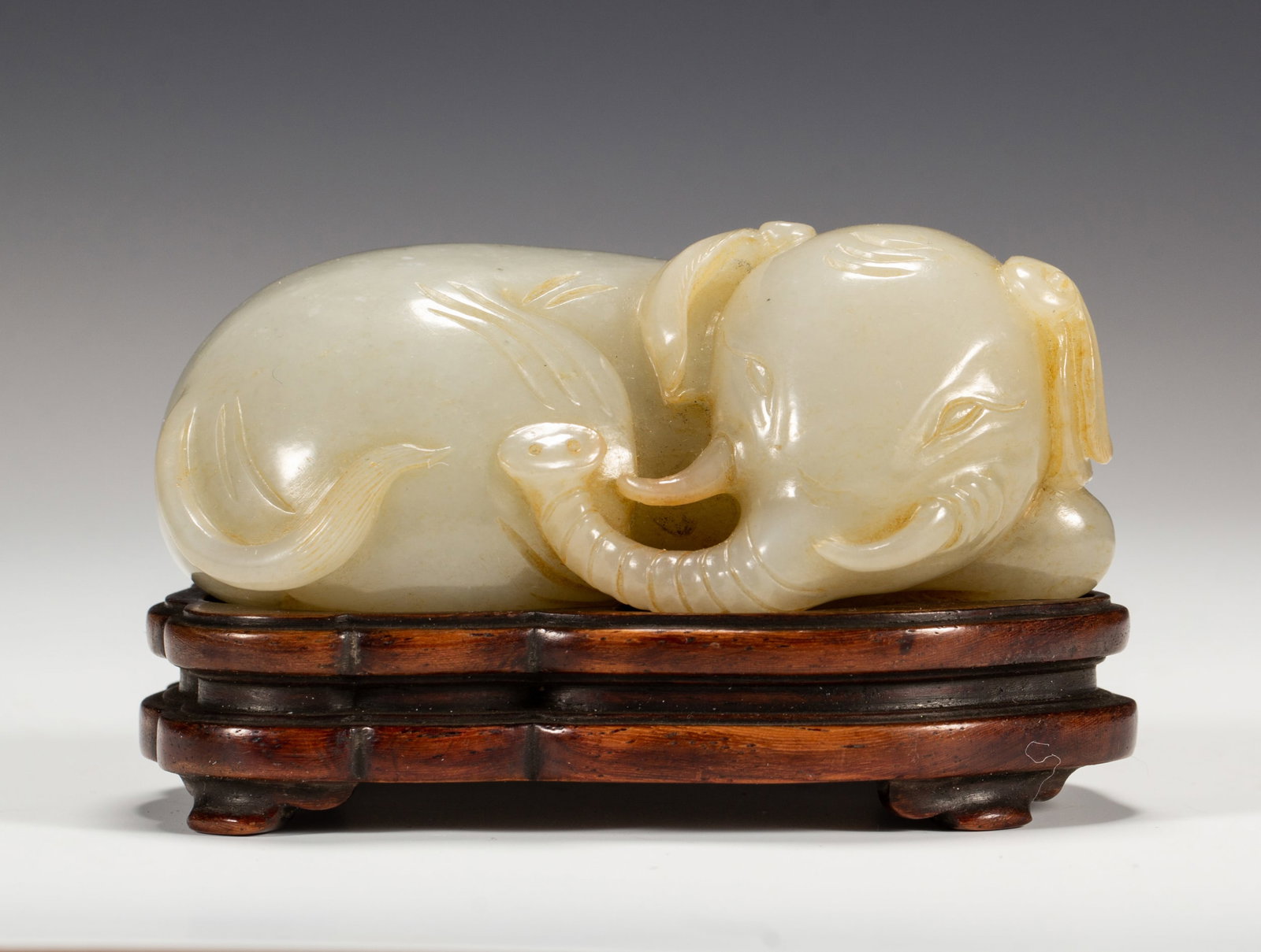 A CARVED JADE ELEPHANT ORNAMENT (1 of 9)