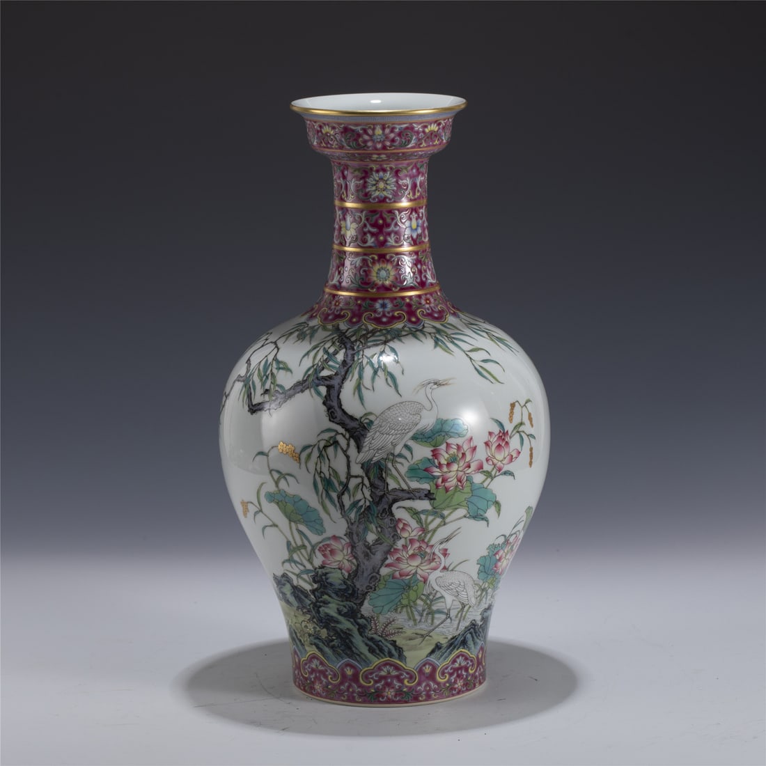 YONGZHENG FAMILLE ROSE VASE (1 of 9)